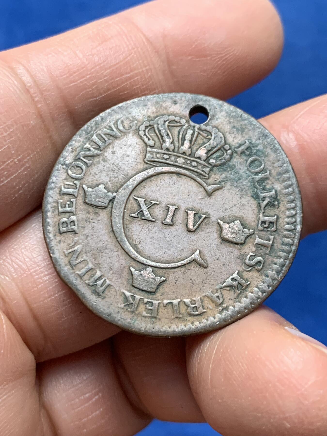 《竞宝斋》第460场 周日，周一，2场连拍 （全场包邮）欢迎送拍 瑞典1825年1斯克林铜币 品相不错 可惜打孔了