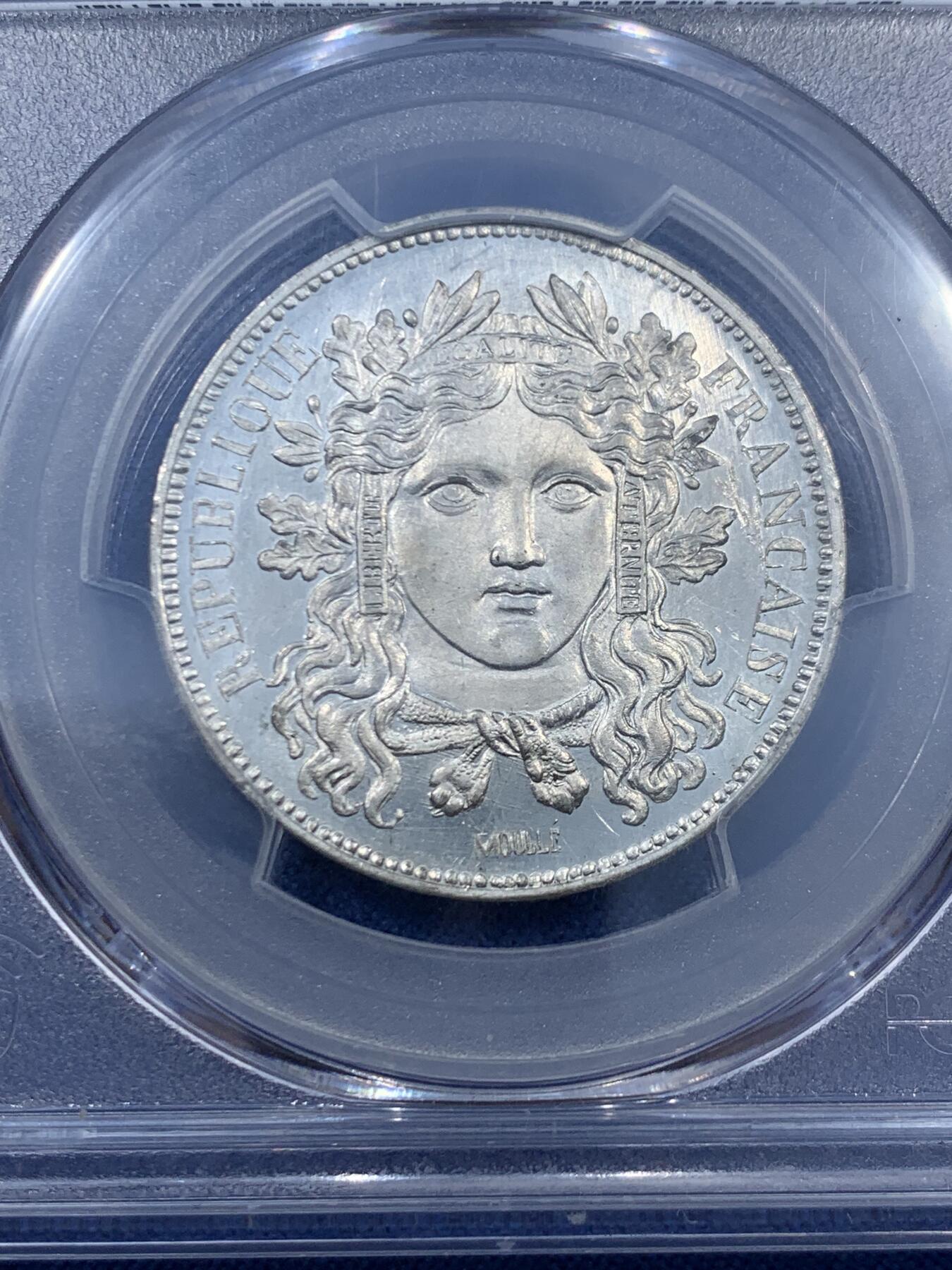 《竞宝斋》第460场 周日，周一，2场连拍 （全场包邮）欢迎送拍 PCGS SP64 亚军分 法国1848年桂冠女神10分样币，标注Essai，镜面感十足。个人非常喜欢此款设计，女神面颊起伏丰满，嘴唇肉嘟嘟，花环发丝的细节精度拉满。人物正面像的雕刻难度很大，此枚堪称同时代的炫技之作。背面支撑有磕