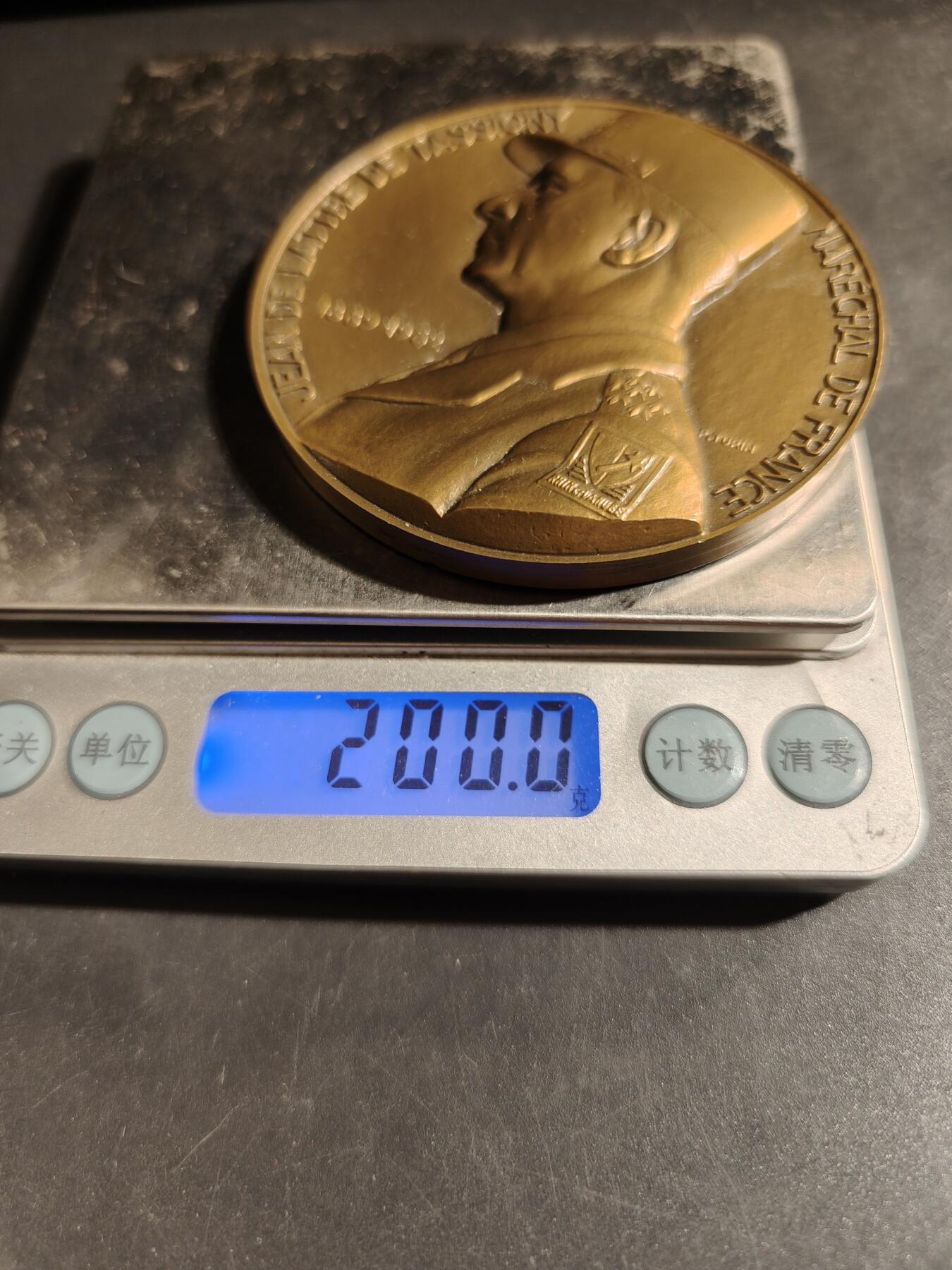 老王徽章第178期 法国二战塔西尼元帅大铜章    原盒高浮雕     大师图灵作品     直径72mm    重量200g