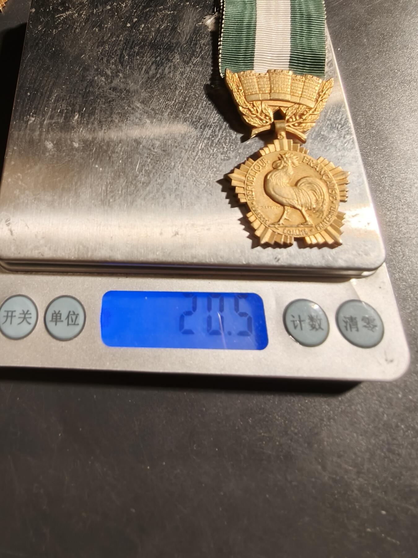 老王徽章第178期 法国金级地方嘉奖奖章    螃蟹银标 镀金    20.5g