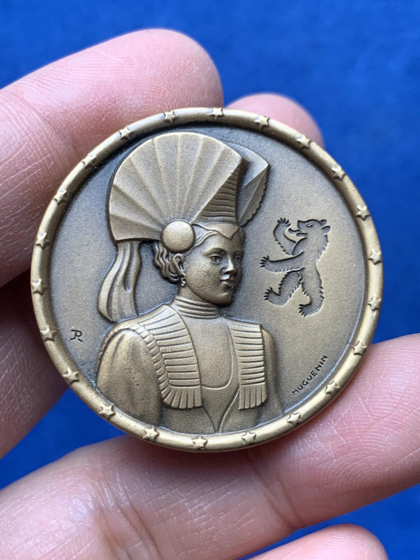 《竞宝斋》第460场 周日，周一，2场连拍 （全场包邮）欢迎送拍 瑞士阿彭策尔地区传统服饰文化纪念章，由HUGUENIN制作，超高浮雕，22.9克，38mm。