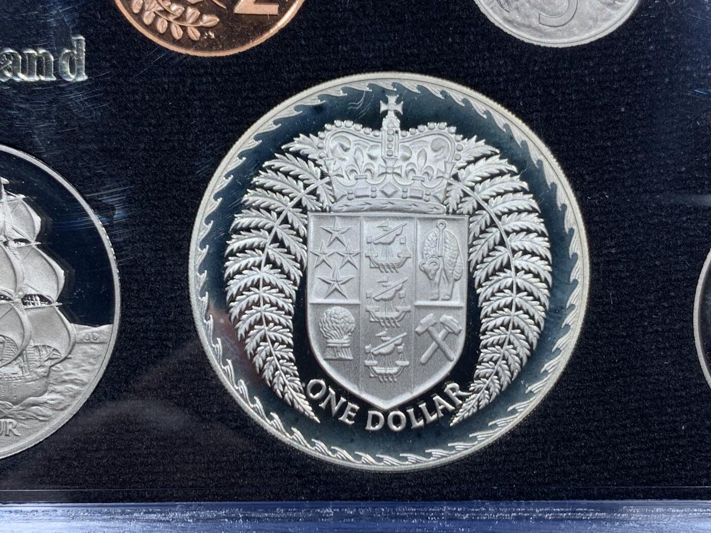 《竞宝斋》第460场 周日，周一，2场连拍 （全场包邮）欢迎送拍 新西兰1979年七枚装精制套币 含925大银币一枚