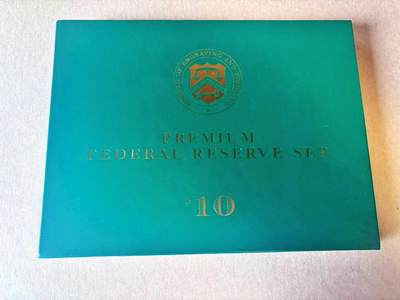 【Blue Auction】世界纸币精拍第777期——18级TOP拍卖/信誉/品质/专业/高效💫 -  【12区99998972全同号 新版美元首发纪念 BEP原装皮册】美国1999年10美金 内含财政部长签名及各储备区银行图文介绍 仅2000套 全新UNC