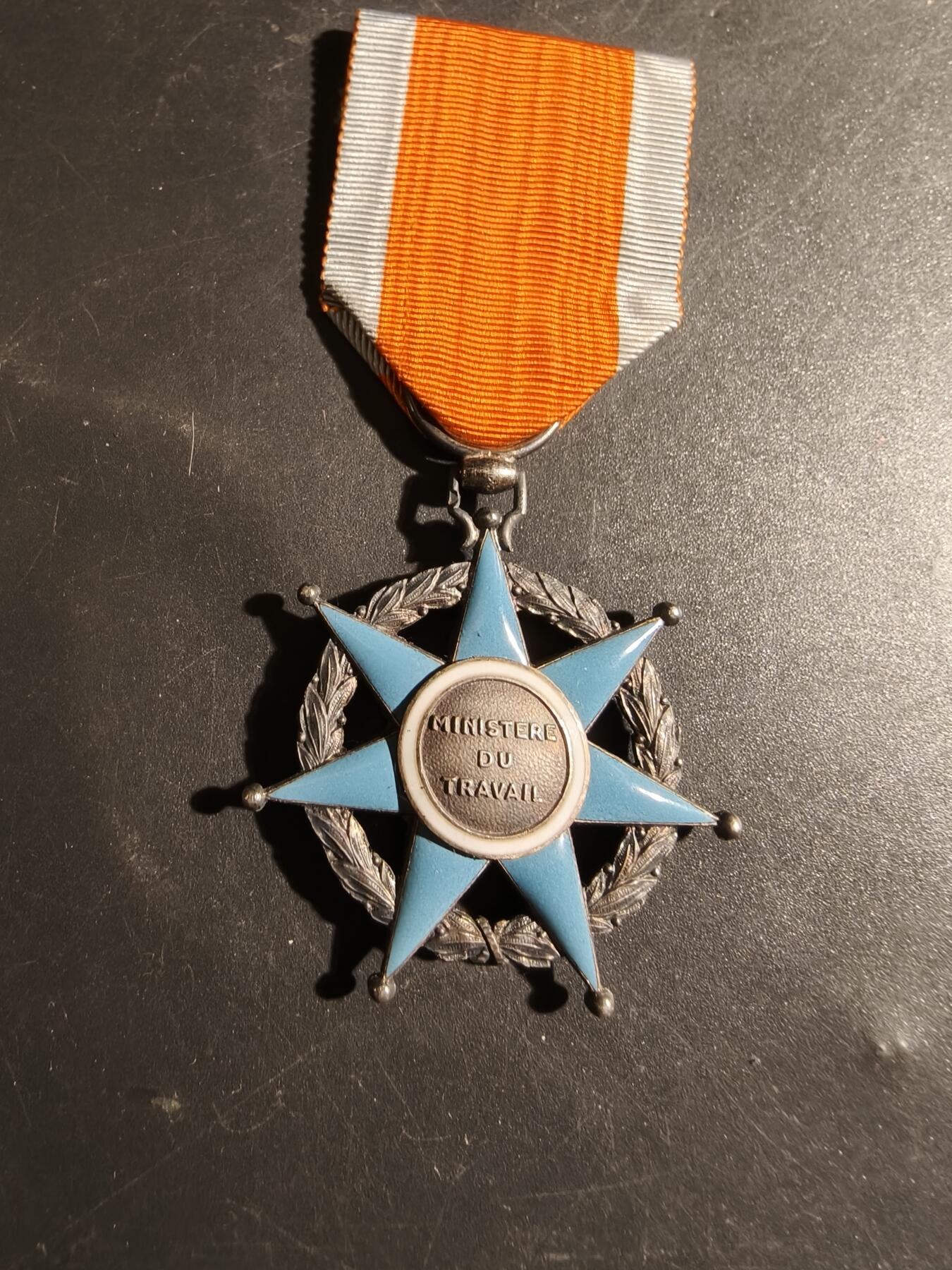 老王徽章第178期 法国骑士级社会功勋勋章    银质珐琅     原盒     17.3g