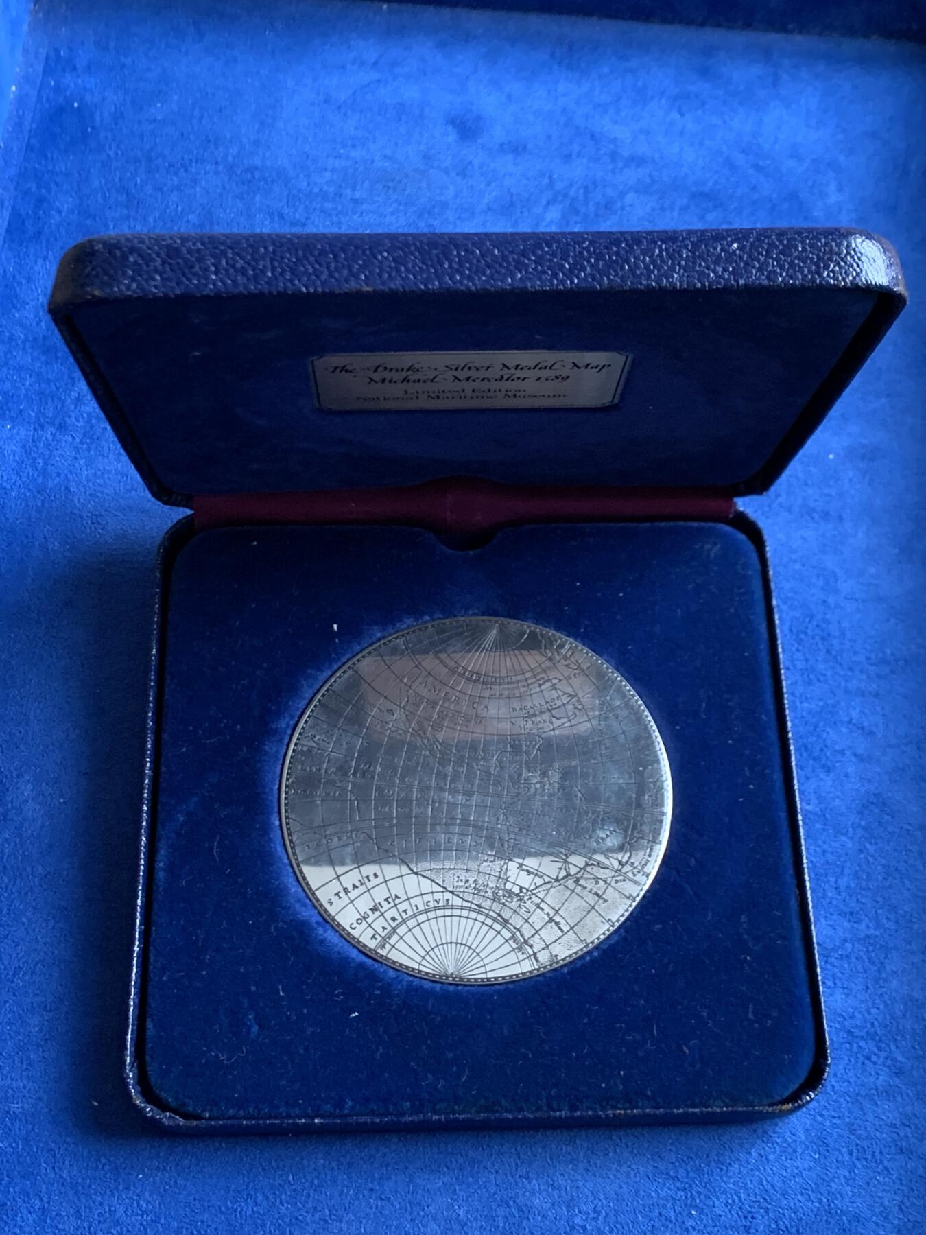 《竞宝斋》第460场 周日，周一，2场连拍 （全场包邮）欢迎送拍 英国世界地图大银章 80.2克 68.5mm 带原盒