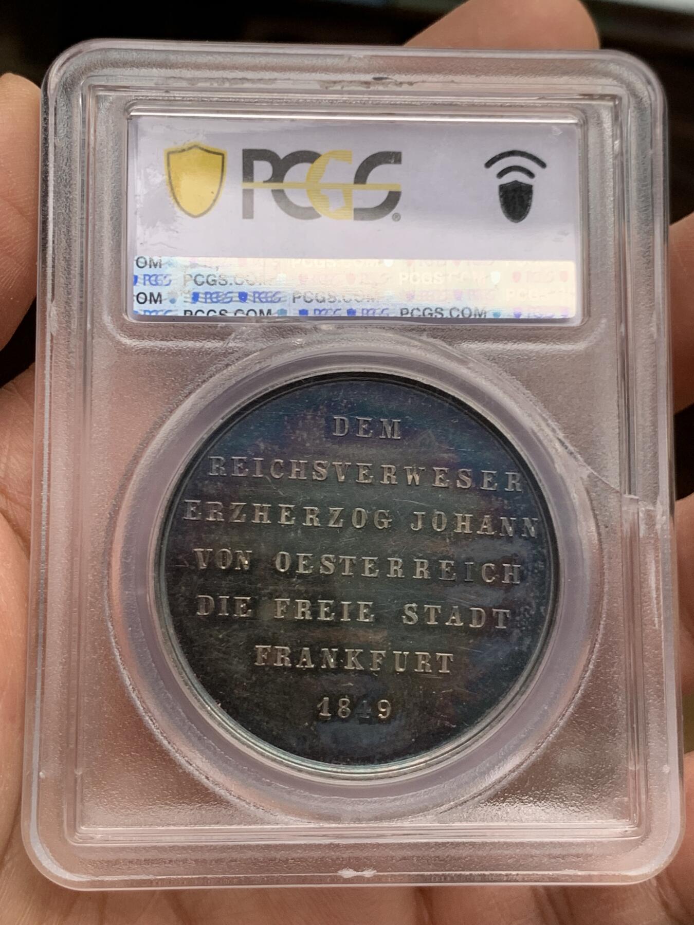 《竞宝斋》第460场 周日，周一，2场连拍 （全场包邮）欢迎送拍 PCGS SP63 德国1849年奥地利大公约翰纪念银章，该章是法兰克福自由市表彰其在德意志邦联议会中的贡献。大公约翰是奥地利哈布斯堡家族成员，在1848年革命期间被选为德意志邦联的摄政王，负责协调各邦国事务。加厚盒，盒子有裂，包浆五彩，细节见图。