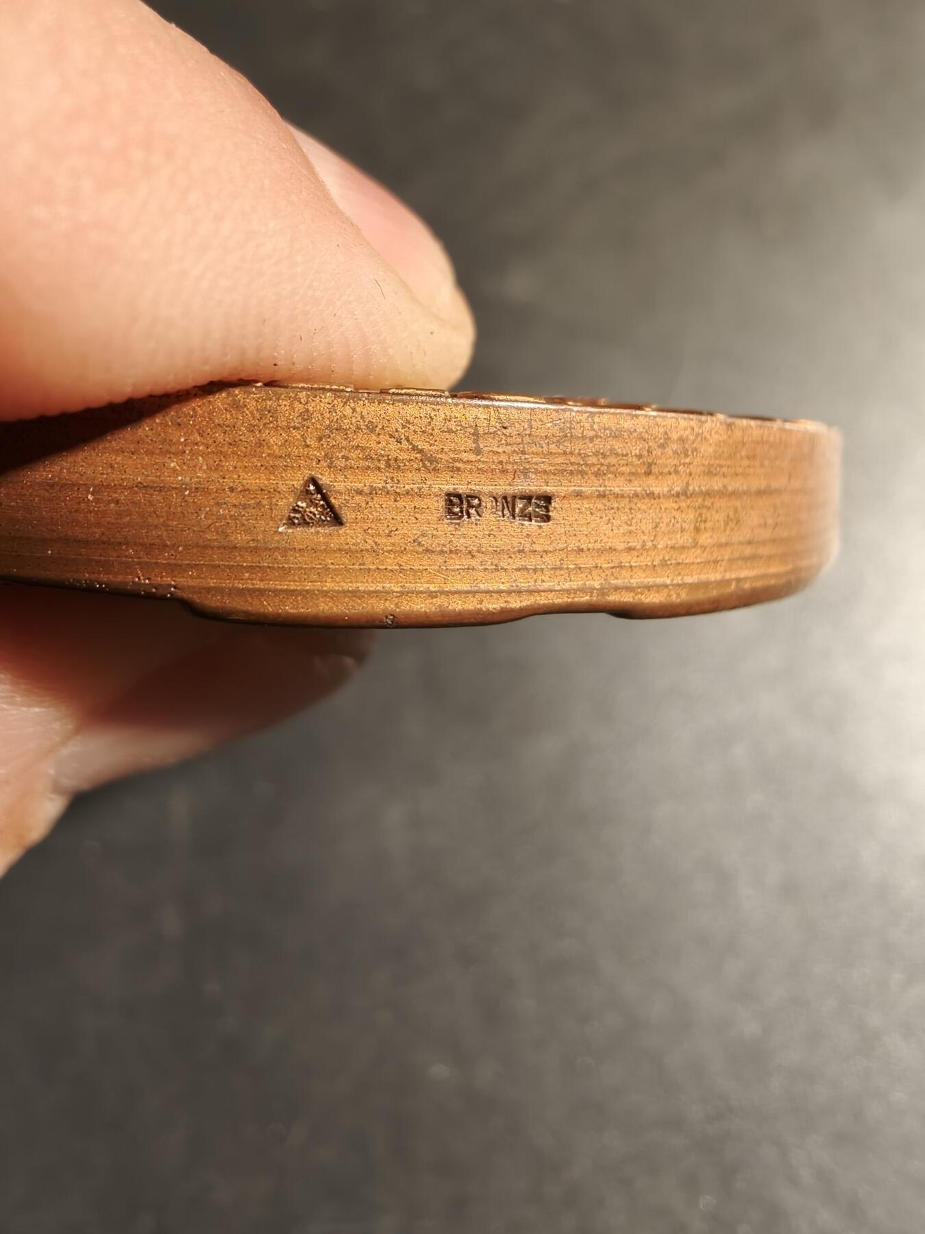 老王徽章第178期 法国1939-45战争大铜章    原盒    直径68mm    重量167.9g    该章放射状设计包含有特定的法国二战战功卓著的单位如:第10军、第2装甲师、FFI、自由法国运动等著名的抵抗组织