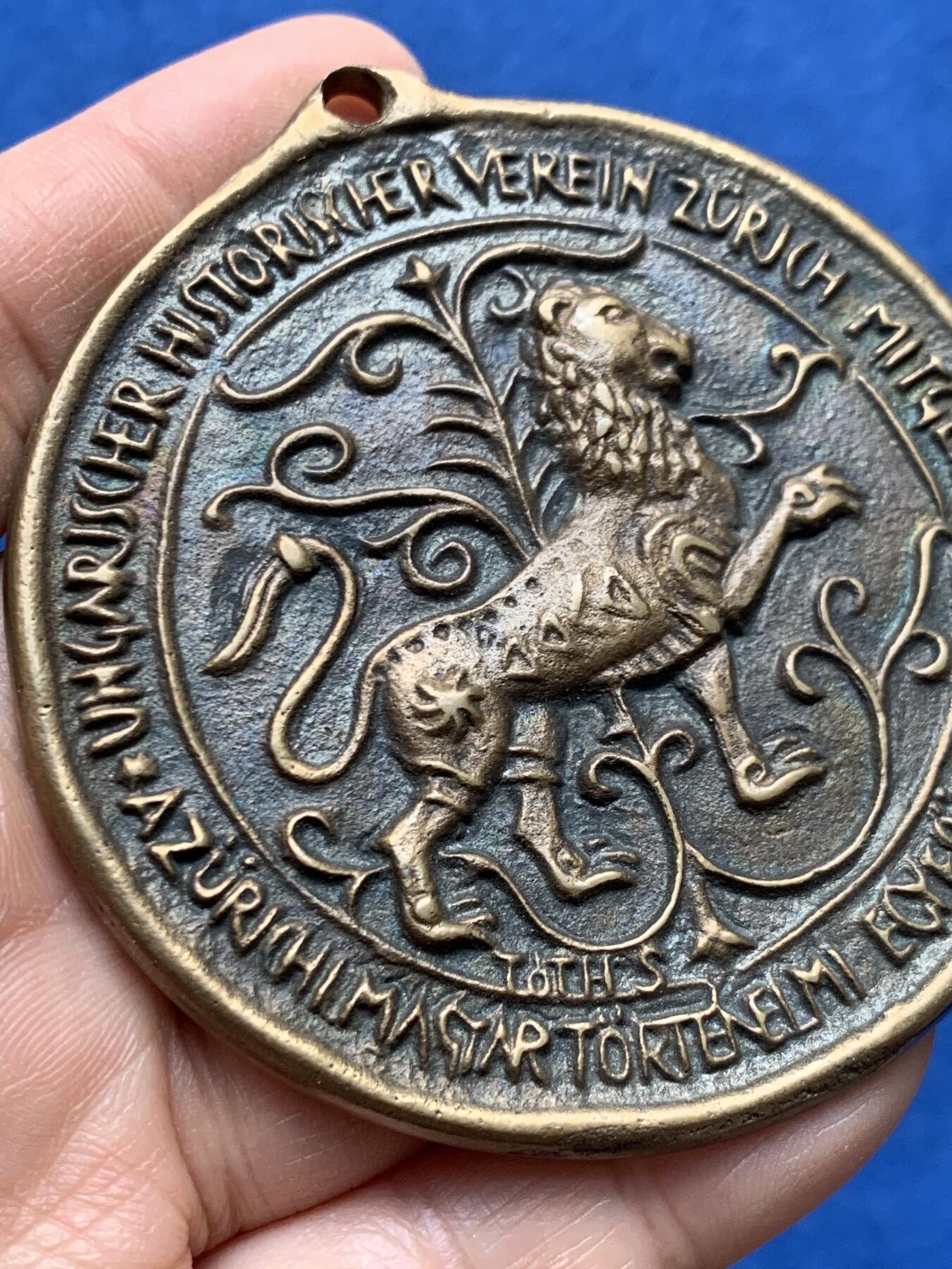 《竞宝斋》第460场 周日，周一，2场连拍 （全场包邮）欢迎送拍 苏黎世匈牙利历史协会纪念章 87.5克 70.5mm 非常古朴的造型 单面铜章 大直径 细节见图