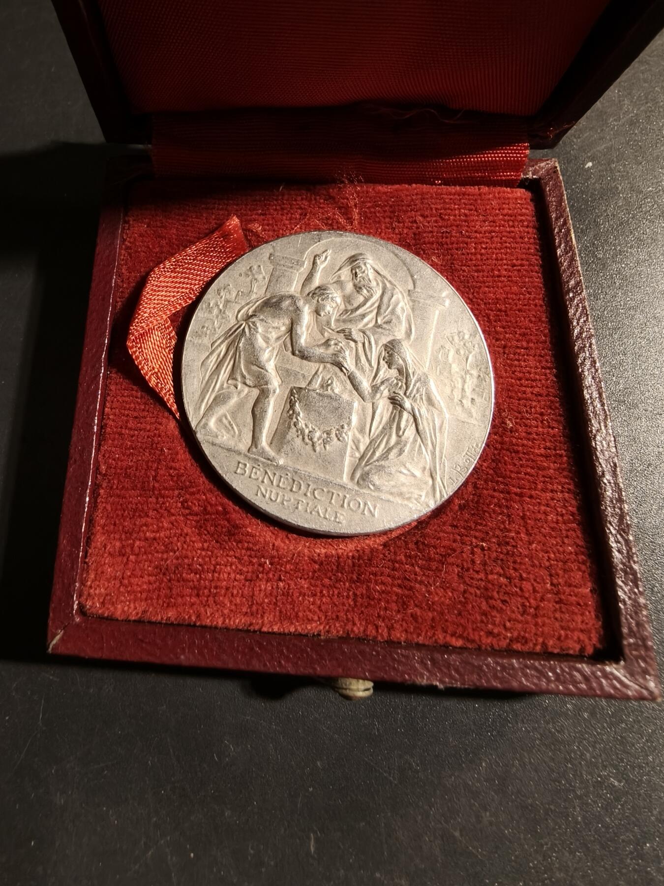 老王徽章第178期 法国婚礼银章    原盒    路易·波特大师经典名作五天使版本     1899年实发       950银     直径37mm     重量21.1g