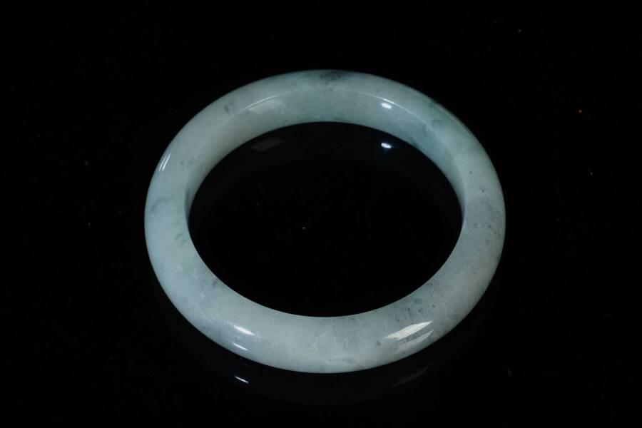 上海都达杂项专场三（全场包邮） 天然冰种飘绿翡翠手镯86-44