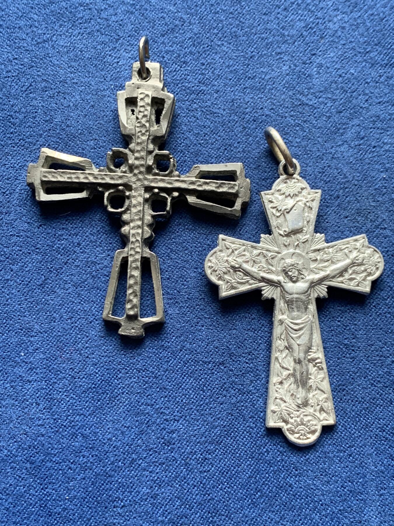 《竞宝斋》第460场 周日，周一，2场连拍 （全场包邮）欢迎送拍 两个一组 十字造型挂件 总重12.25克 尺寸分别为：31*49.8mm、39.6*50mm 细节见图