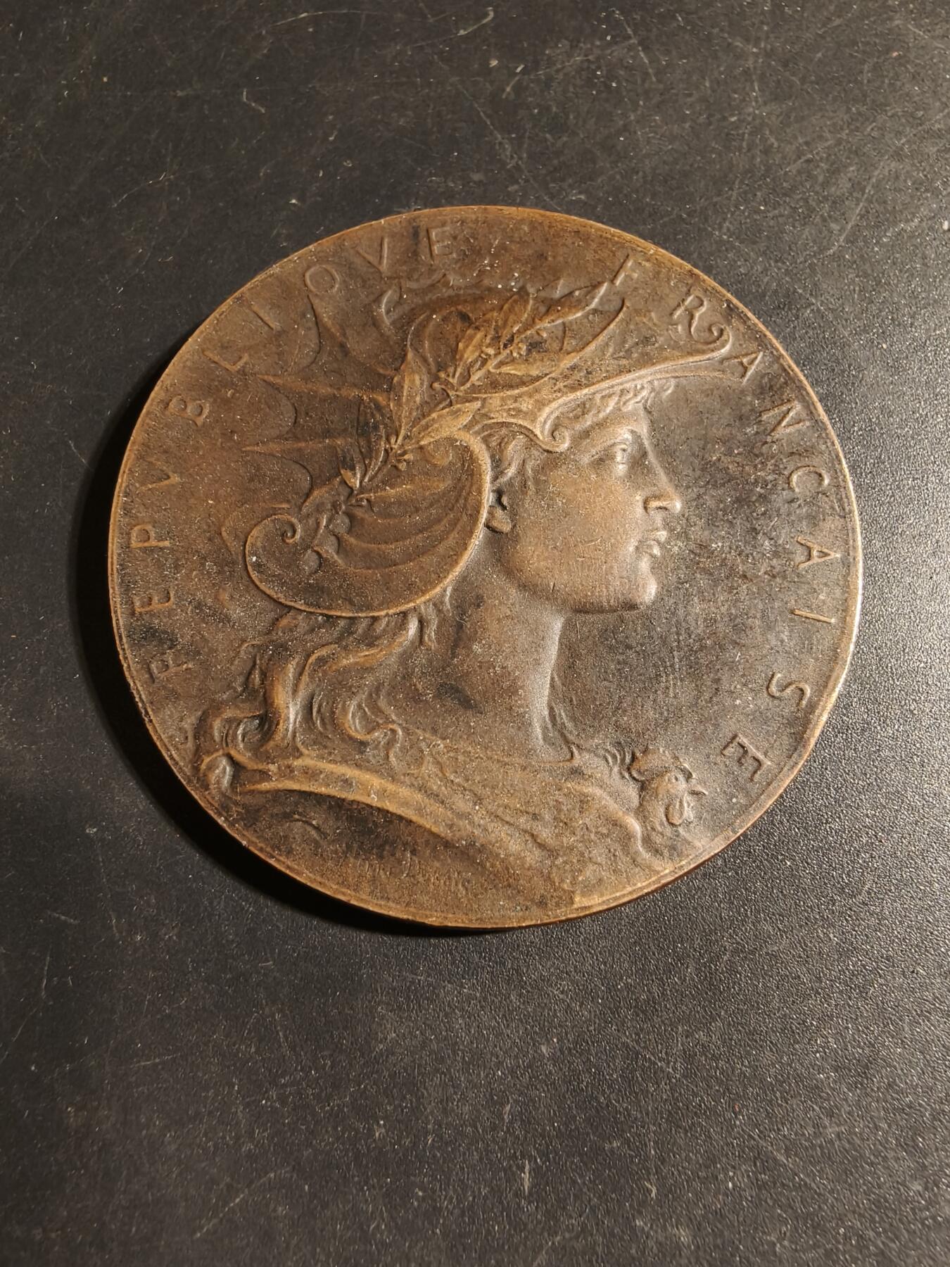 老王徽章第178期 法国战争部射击竞赛大铜章     大师亨利杜布瓦作品     戎装玛丽安娜      直径50mm     重量55.8g     原盒