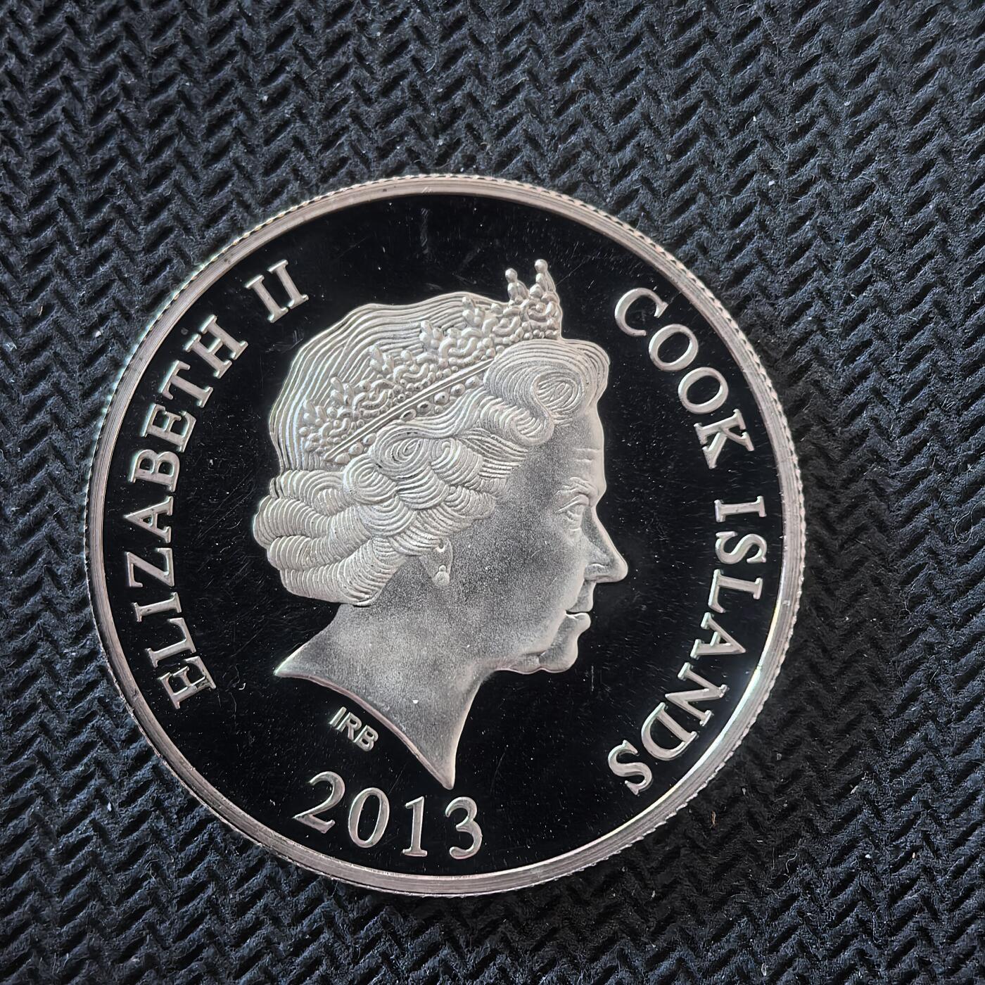 道一币馆币章第一百六十四场 库克岛2013年巴西里约世界杯1元精制银币  7.3g 333s