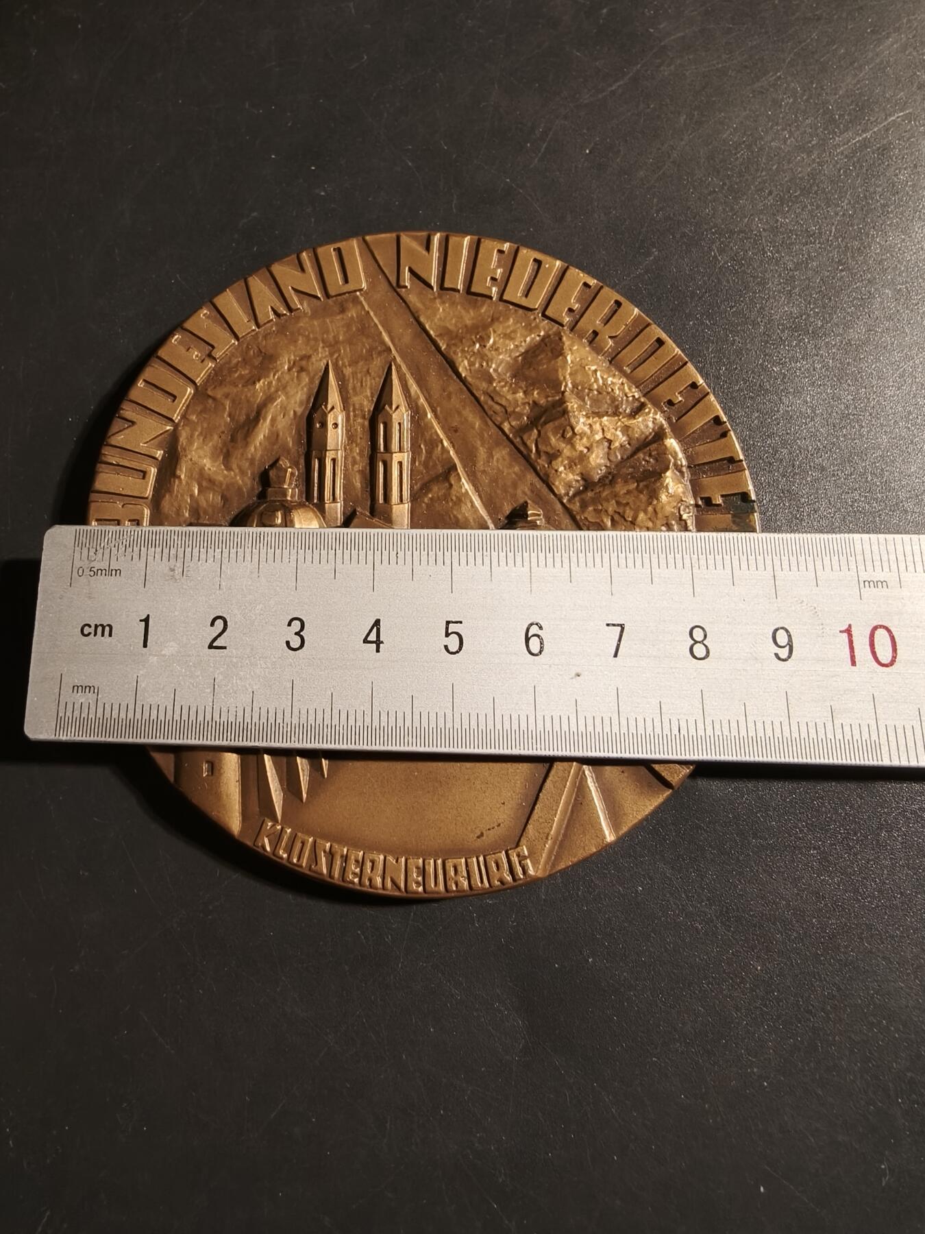 老王徽章第178期 法国克洛斯特新堡修道院大铜章     原盒      直径89mm     重量265.6g