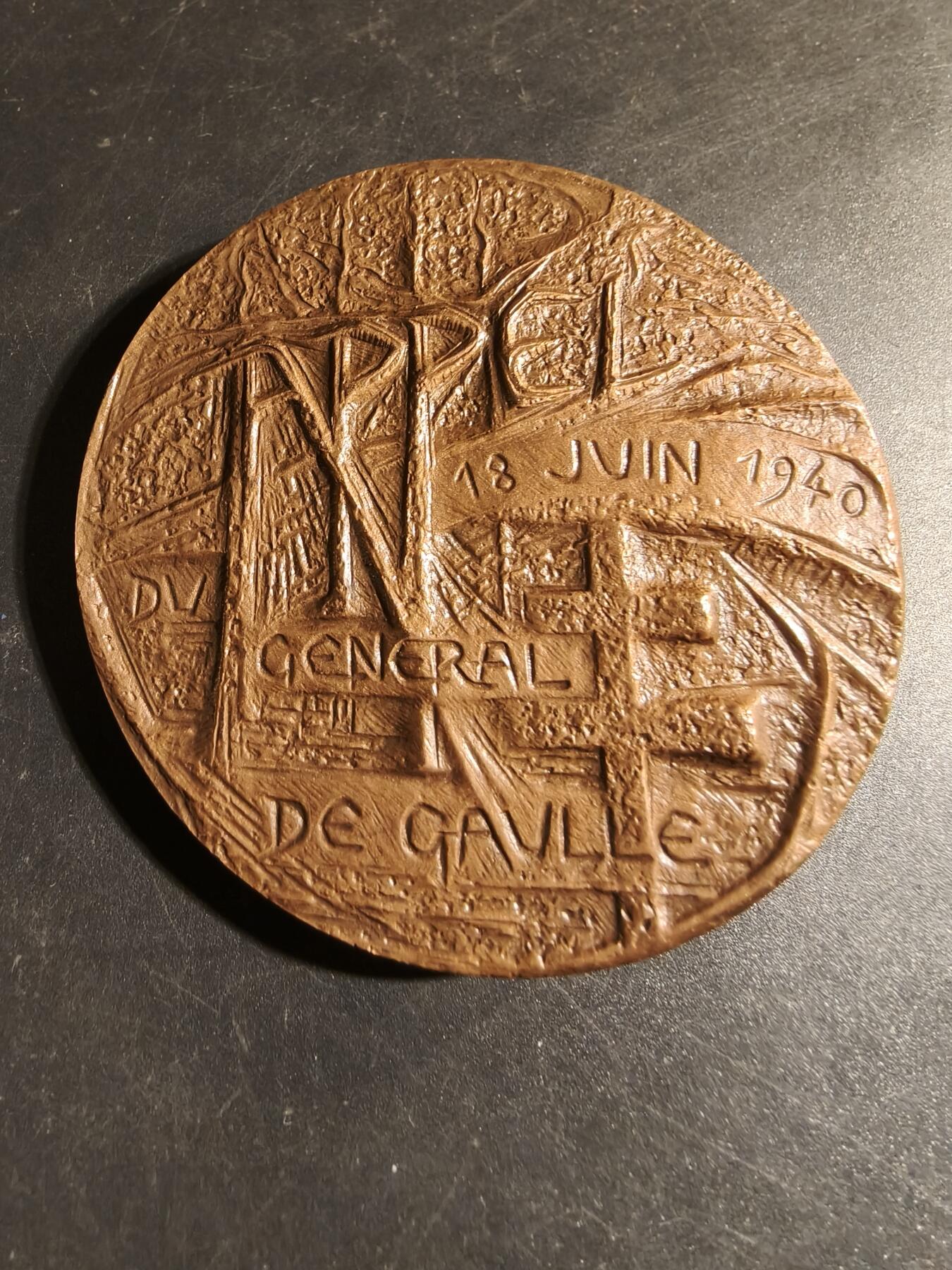老王徽章第178期 法国戴高乐将军二战大铜章     原盒高浮雕     直径68mm    重量190g