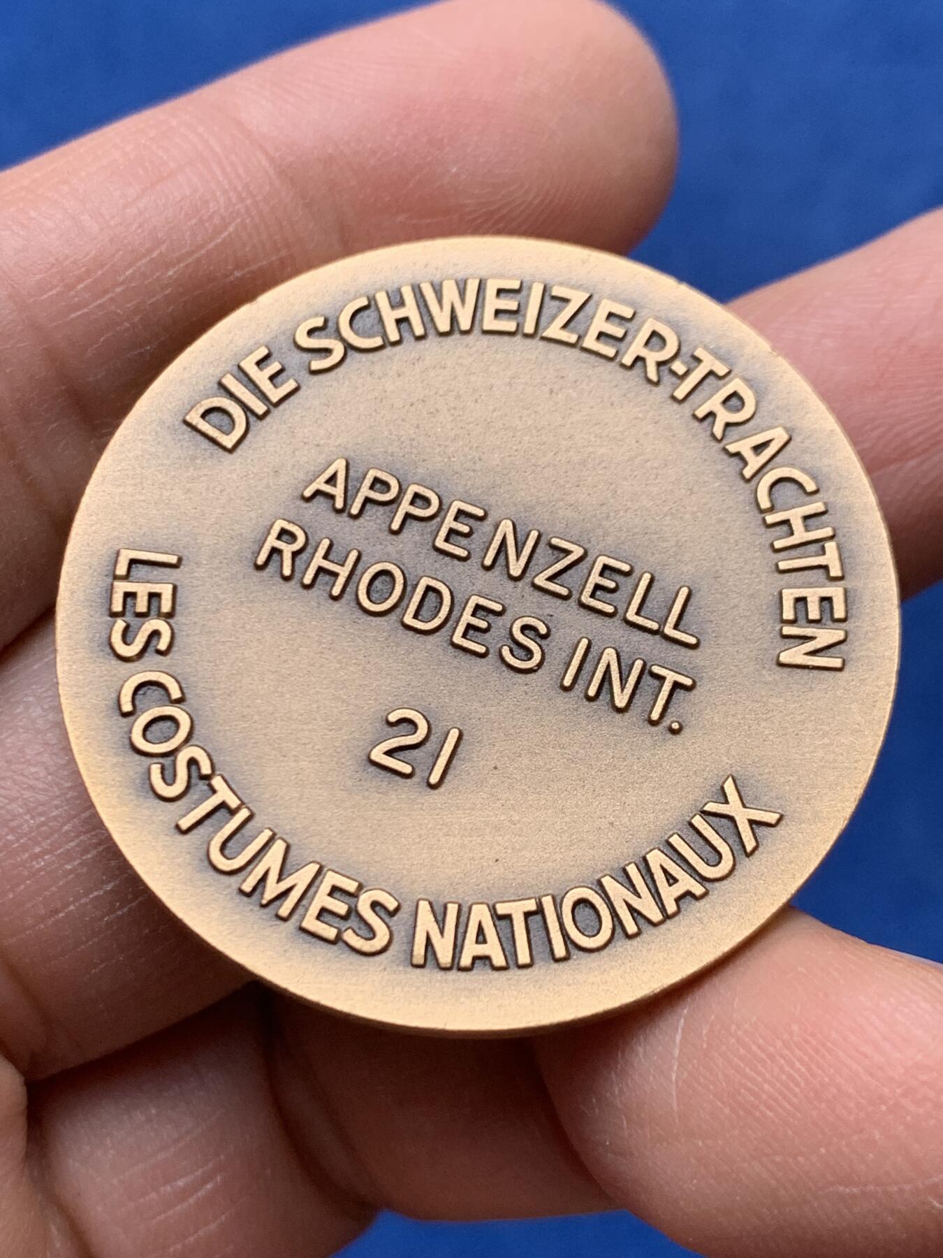 《竞宝斋》第460场 周日，周一，2场连拍 （全场包邮）欢迎送拍 瑞士阿彭策尔地区传统服饰文化纪念章，由HUGUENIN制作，超高浮雕，22.9克，38mm。