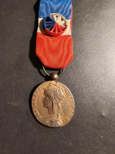 老王徽章第178期 - 法国金级劳动荣誉奖章    大师里维特版本     螃蟹银标     银镀金1963年实发      13.2g 