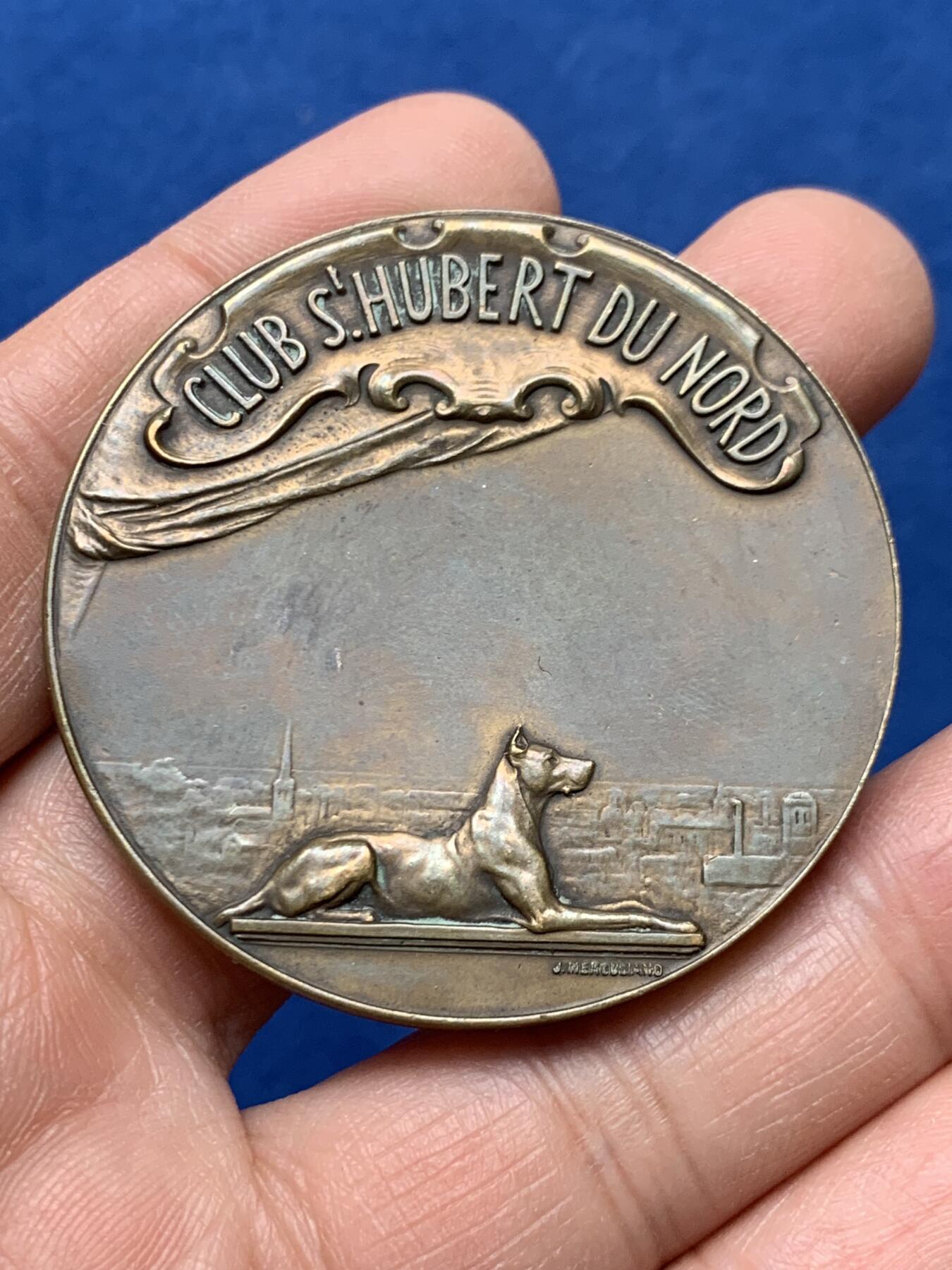 《竞宝斋》第460场 周日，周一，2场连拍 （全场包邮）欢迎送拍 法国北部圣于贝尔猎犬俱乐部纪念章 双面狗狗高浮雕 这样的设计比较少见 大直径 56.5克 50mm