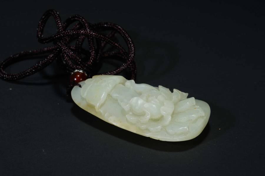 上海都达杂项专场三（全场包邮） 天然和田玉精雕《蝶恋花》挂件86-98