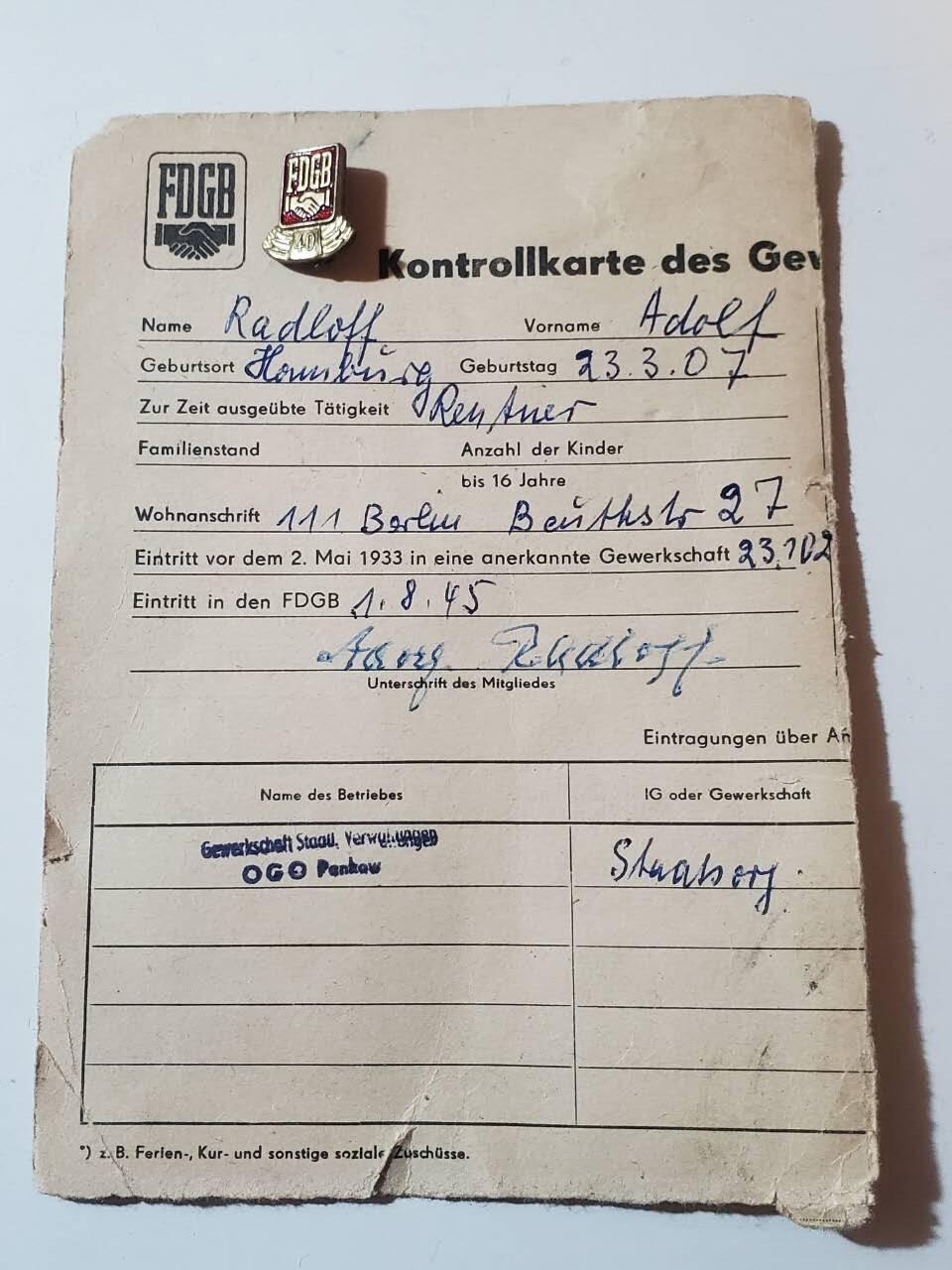 韵星假日拍卖第三十八期 -- Rimey Holidays Auction 38 民主德国工会40年荣誉成员证章 带临时证书一张 