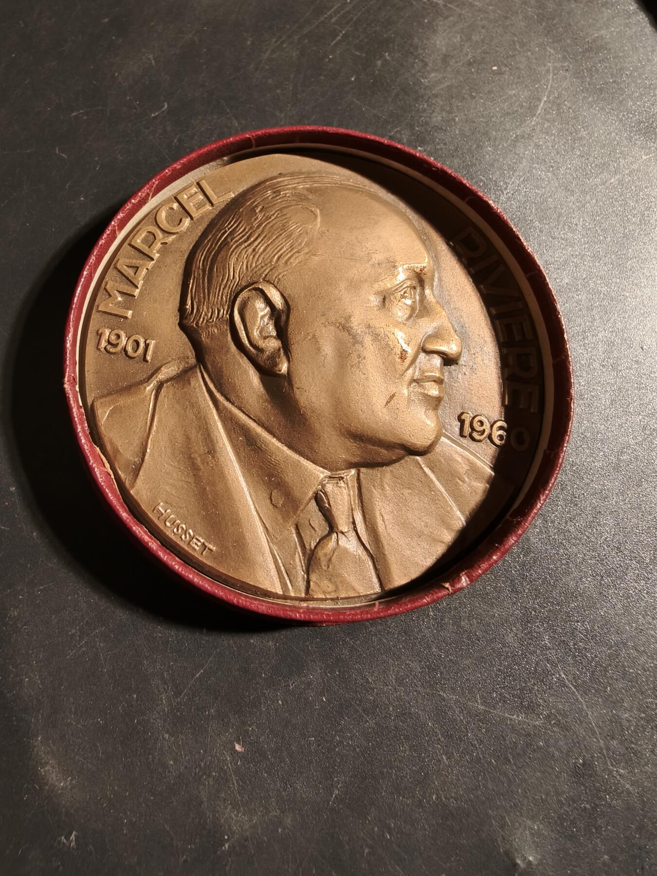 老王徽章第178期 法国全国教育互助会创始人兼主席马塞尔·里维埃大铜章     原盒64mm    重量164.7g     直径