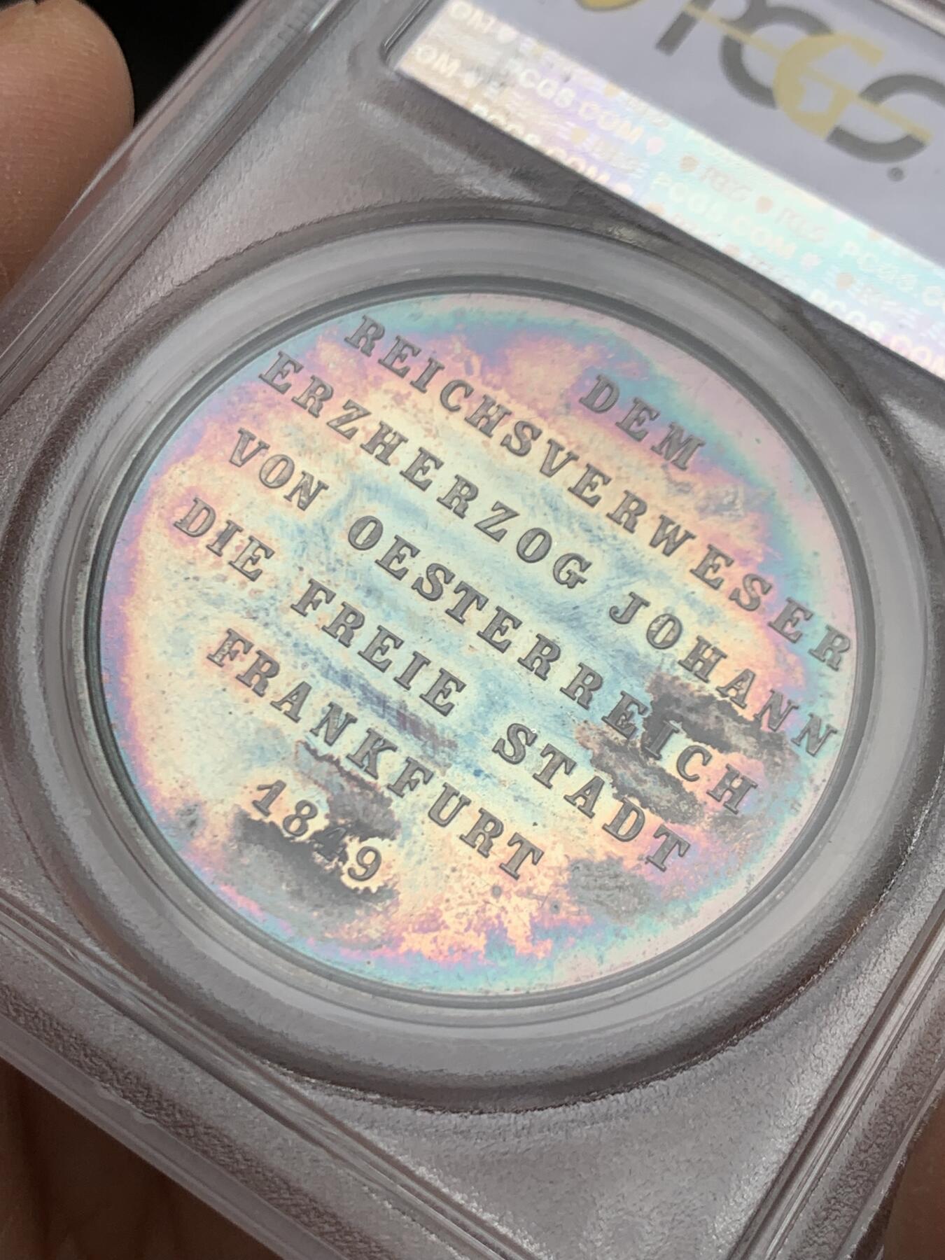 《竞宝斋》第460场 周日，周一，2场连拍 （全场包邮）欢迎送拍 PCGS SP63 德国1849年奥地利大公约翰纪念银章，该章是法兰克福自由市表彰其在德意志邦联议会中的贡献。大公约翰是奥地利哈布斯堡家族成员，在1848年革命期间被选为德意志邦联的摄政王，负责协调各邦国事务。加厚盒，盒子有裂，包浆五彩，细节见图。