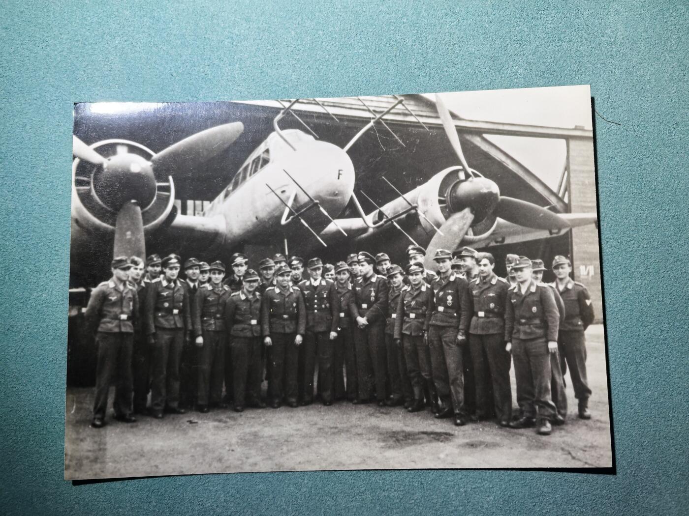 盛世勋华——号角文化勋章邮票专场拍卖第300期 德国（1939）战地照片 空军机组和地勤人员在He-111轰炸机前合影