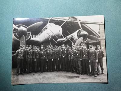 盛世勋华——号角文化勋章邮票专场拍卖第300期 - 德国（1939）战地照片 空军机组和地勤人员在He-111轰炸机前合影