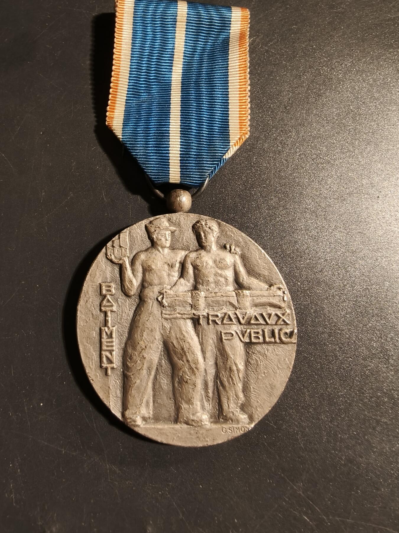 老王徽章第178期 法国银级罗纳河口省建筑与公共工程联合会良好服务奖章     实发     直径50mm     重量68g