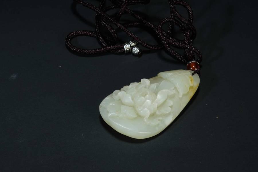 上海都达杂项专场三（全场包邮） 天然和田玉精雕《蝶恋花》挂件86-98