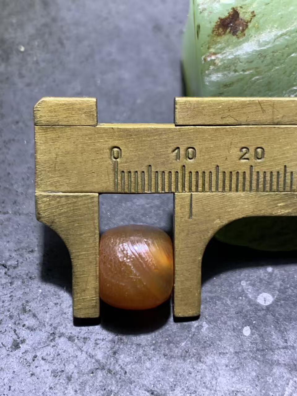 精美高玉化千层风化纹缠丝玛瑙老形桶珠一颗，