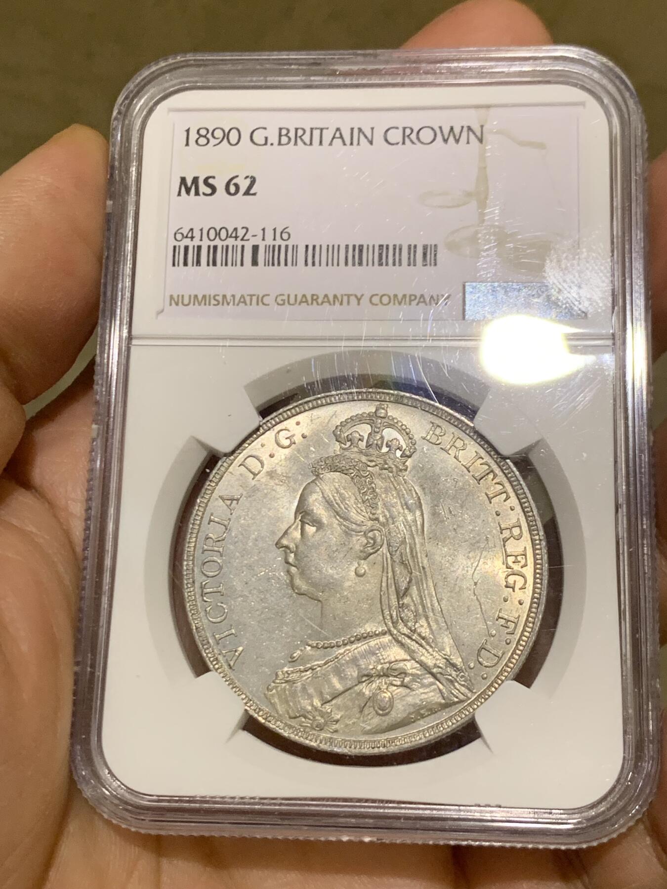 《竞宝斋》第460场 周日，周一，2场连拍 （全场包邮）欢迎送拍 NGC MS62 英国1890年高冠维多利亚马剑1克朗银币