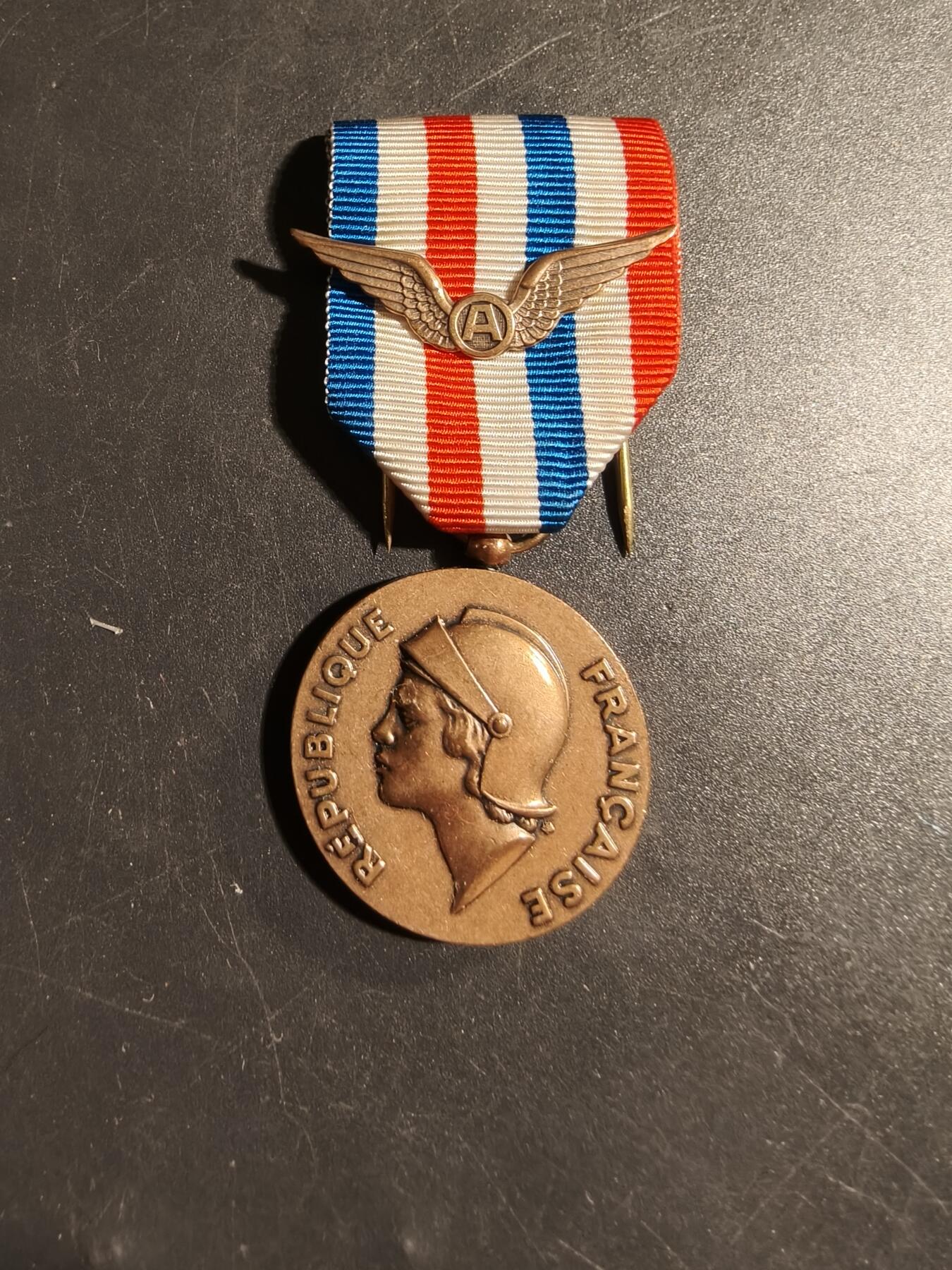老王徽章第178期 法国空军部铜级劳工奖章     1993年实发