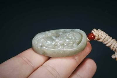 上海都达杂项专场三十四【年后发货全场包邮】  天然和田玉精雕《招财弥勒》挂件 附鉴定证书86-104