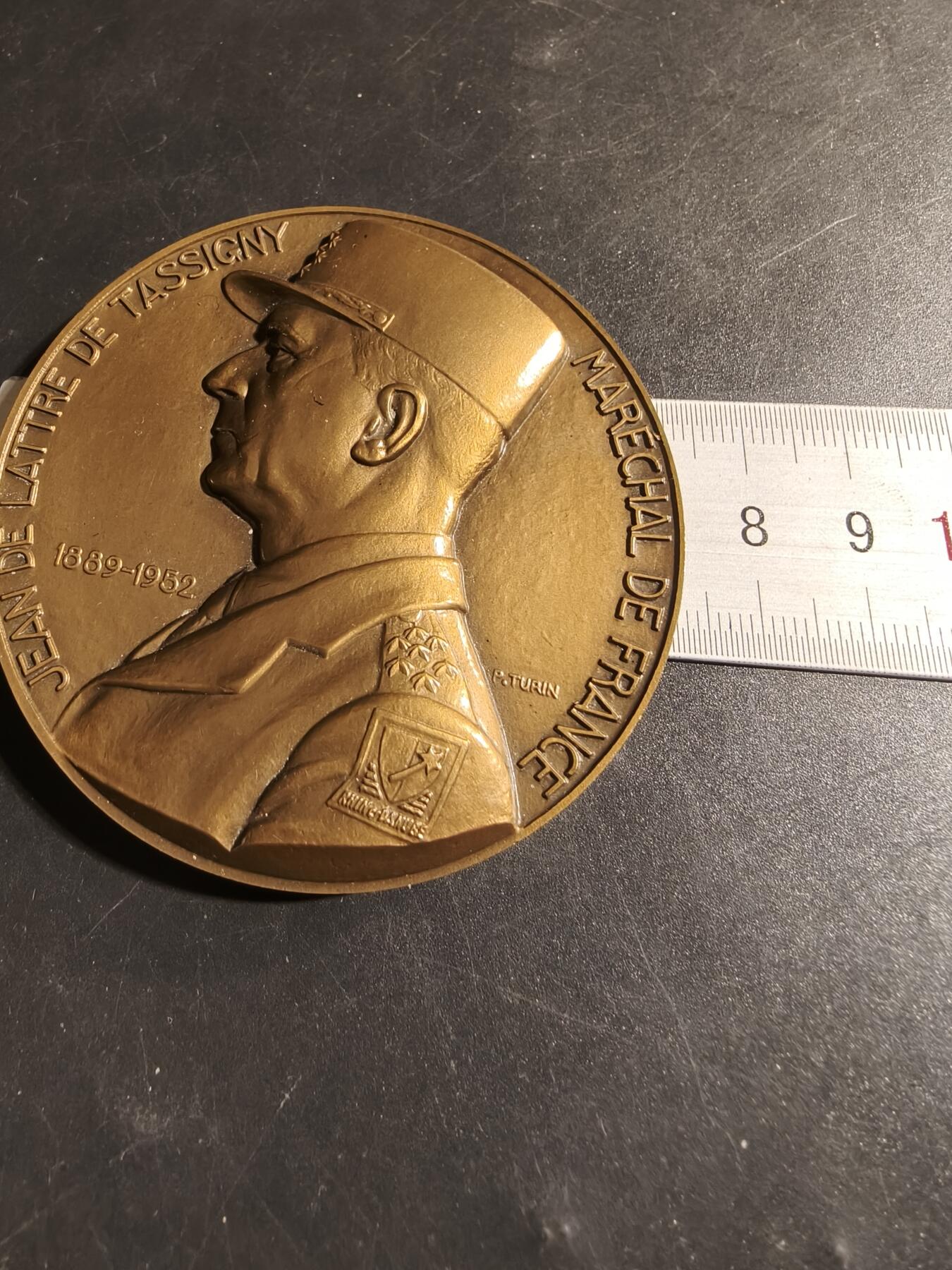 老王徽章第178期 法国二战塔西尼元帅大铜章    原盒高浮雕     大师图灵作品     直径72mm    重量200g