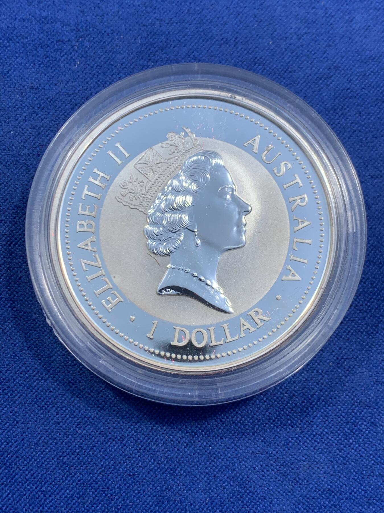 《竞宝斋》第460场 周日，周一，2场连拍 （全场包邮）欢迎送拍 澳大利亚 1997年 笑翠鸟 熊猫镶嵌银币 含纯银1盎司999银，镶嵌部分重约0.5克黄金，发行1.5万枚，为上海国际钱币展而发行，细节见图