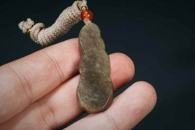 上海都达杂项专场三十四【年后发货全场包邮】  天然和田玉精雕《福豆》挂件 附鉴定证书86-107