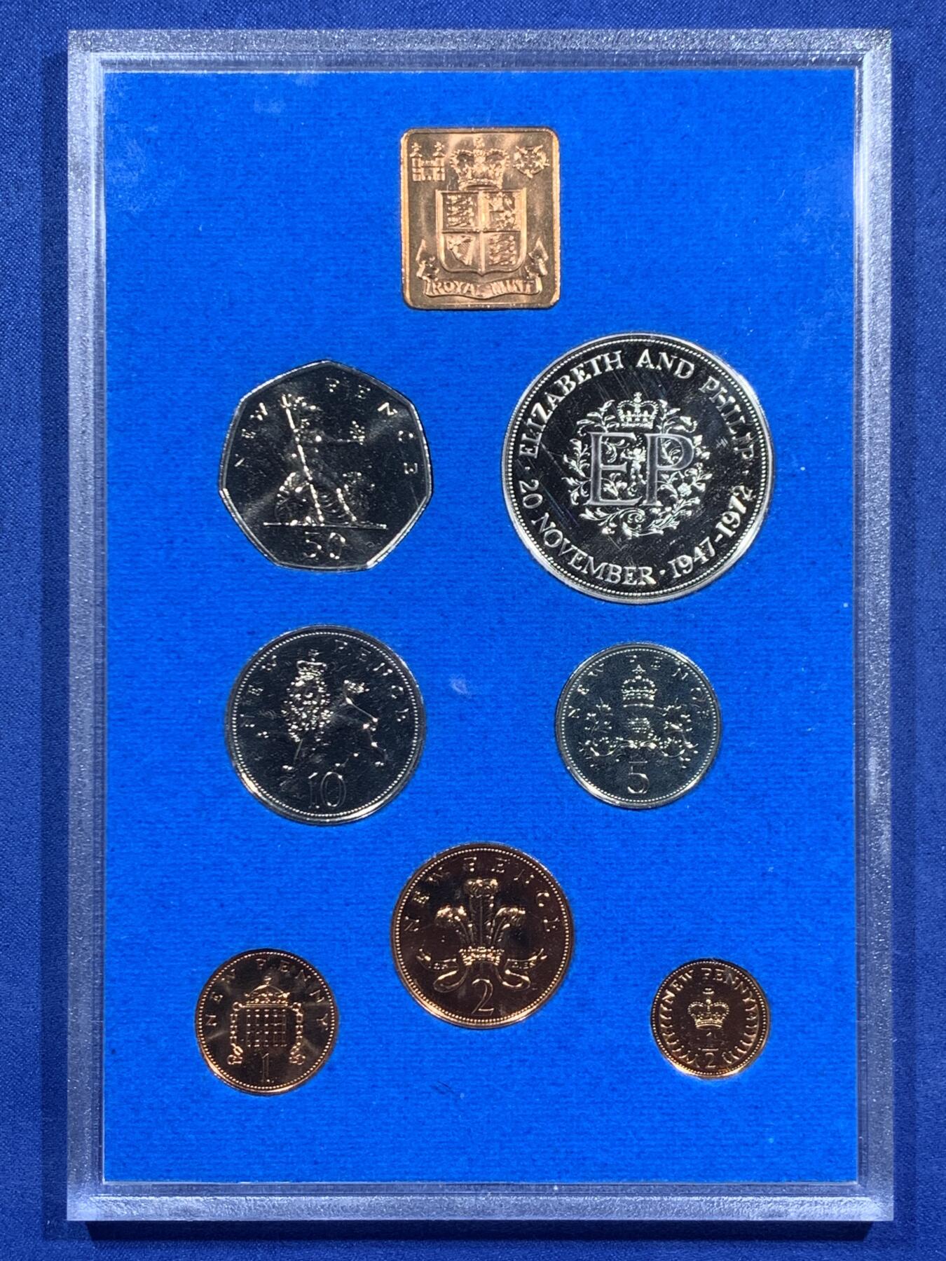 《竞宝斋》第460场 周日，周一，2场连拍 （全场包邮）欢迎送拍 英国1972年精制套币 礼品原装7枚币和1枚章 包含女王银婚精致克朗纪念币