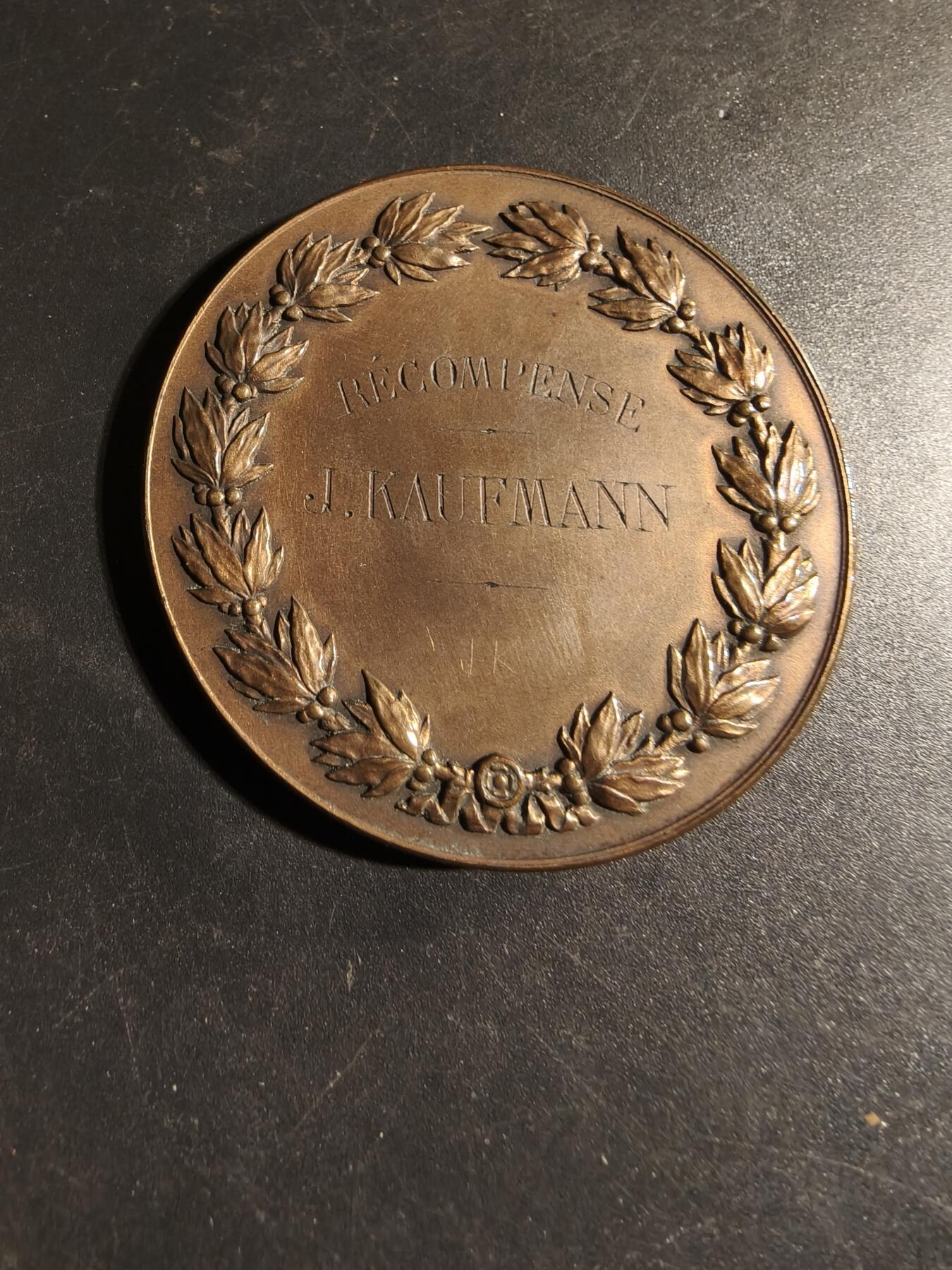 老王徽章第178期 法国巴黎工业科学、艺术与文学学会大铜章    亚历克西斯-约瑟夫·德波利斯作品     原盒      直径50mm     重量65.4g