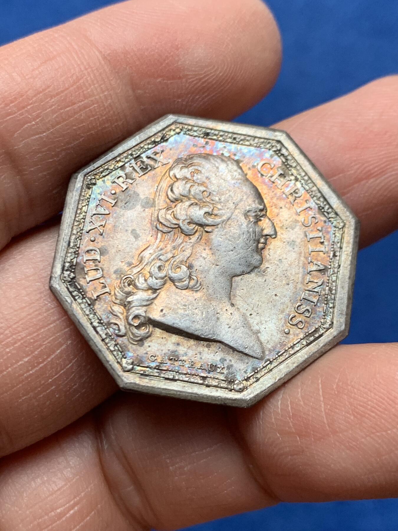 《竞宝斋》第460场 周日，周一，2场连拍 （全场包邮）欢迎送拍 法国17XX年路易十六皇家宝藏八角银章，背面花纹组成皇家纹章，原铸无边铭，31.5mm，12.4克