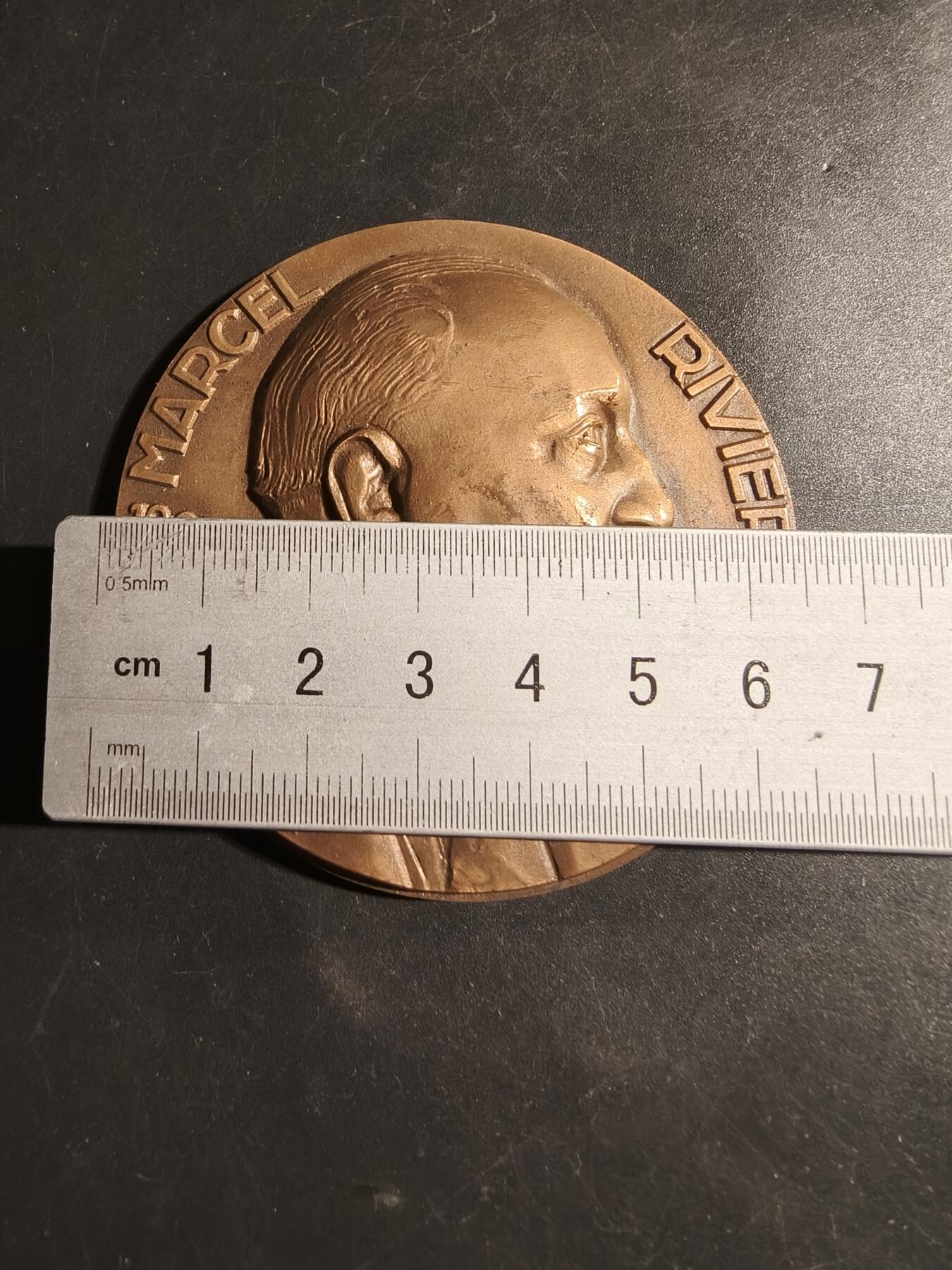 老王徽章第178期 法国全国教育互助会创始人兼主席马塞尔·里维埃大铜章     原盒64mm    重量164.7g     直径