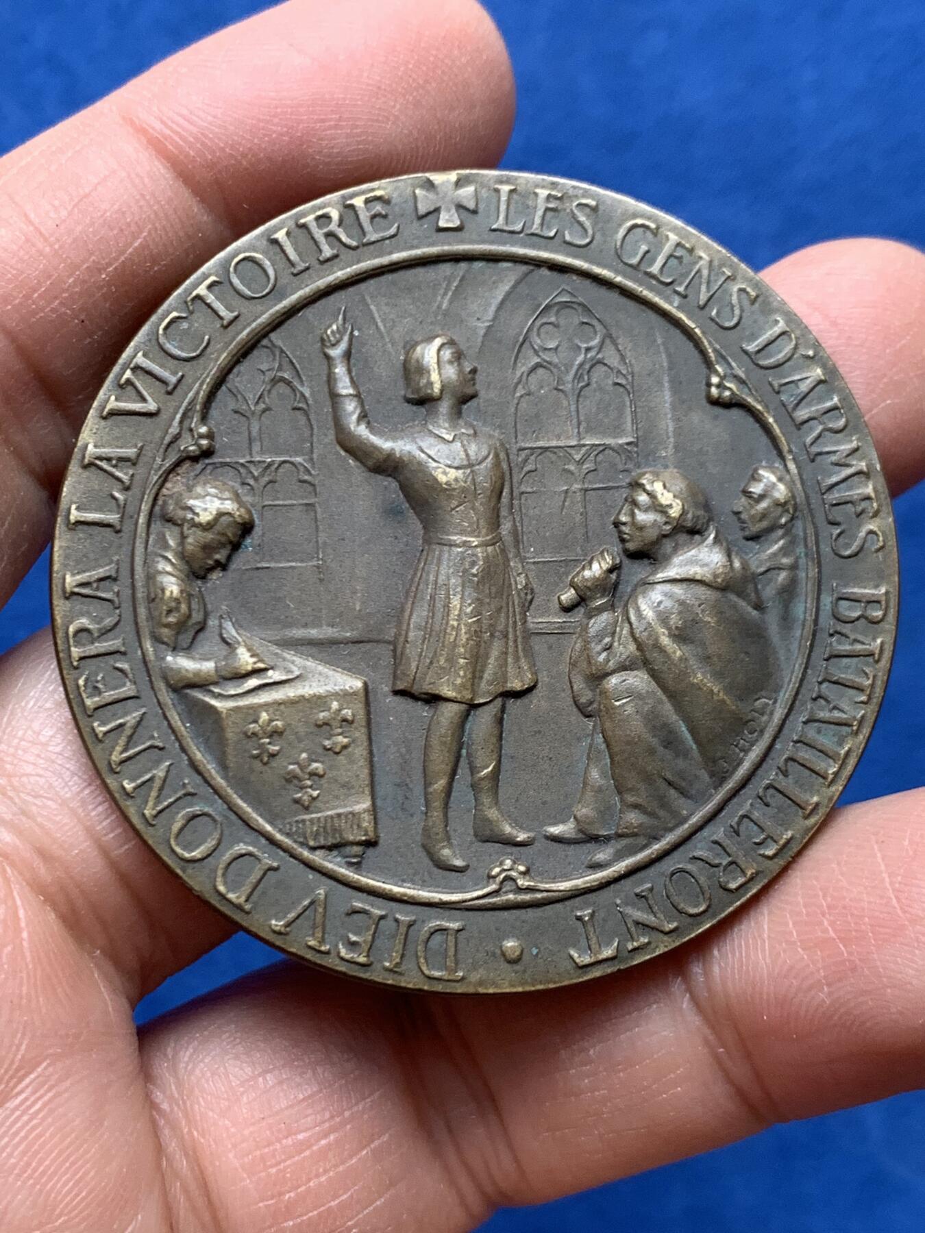 《竞宝斋》第460场 周日，周一，2场连拍 （全场包邮）欢迎送拍 圣女贞德在普瓦捷的自省500周年纪念铜章 正方形铜标 57.3克 49.6mm