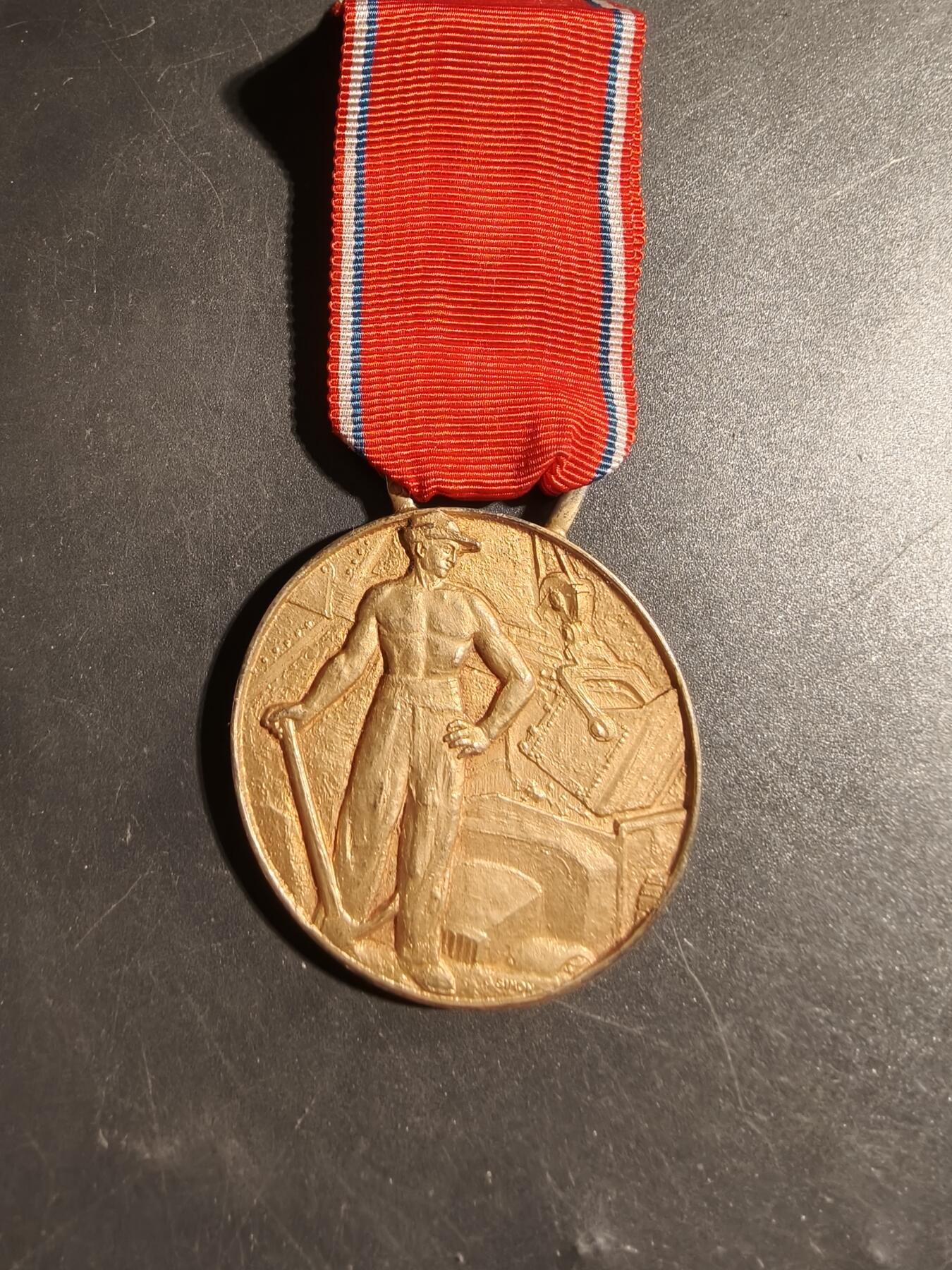 老王徽章第178期 法国金级公共工程企业家联合会奖章    1973年实发   950银镀金     30g    