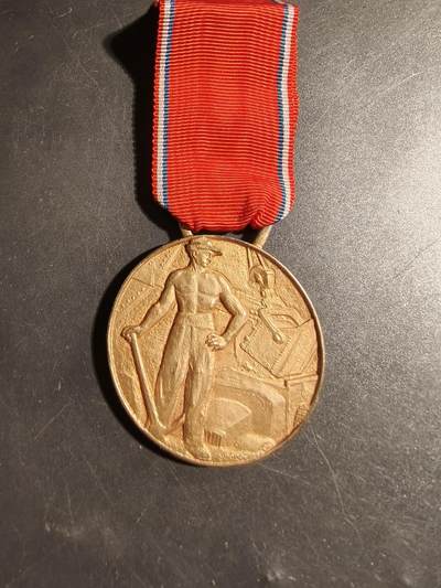 老王徽章第178期 - 法国金级公共工程企业家联合会奖章    1973年实发   950银镀金     30g    