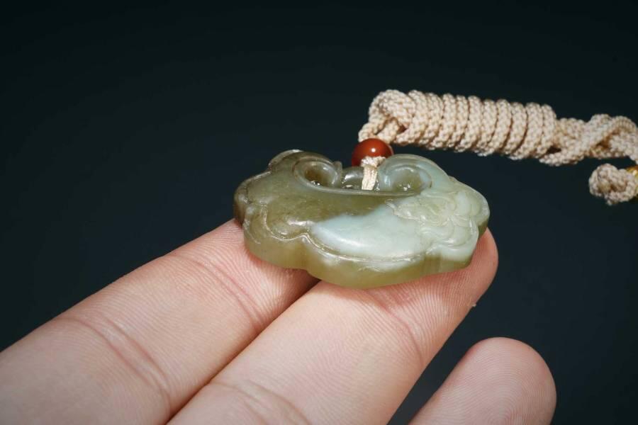 上海都达杂项专场三（全场包邮） 天然和田玉精雕《莲花如意锁》挂件 附鉴定证书86-106