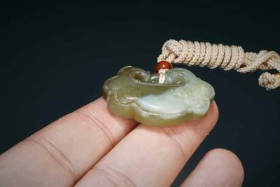 上海都达杂项专场三十四【年后发货全场包邮】  天然和田玉精雕《莲花如意锁》挂件 附鉴定证书86-106