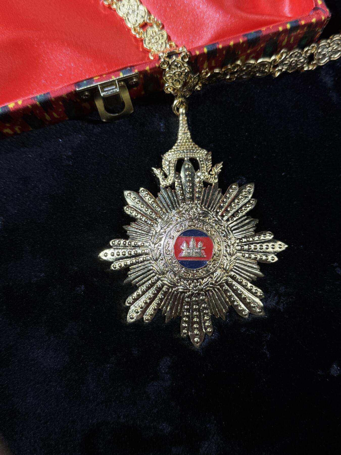 戎马世界章牌大赏第110期 柬埔寨皇室勋章大链章 最顶级