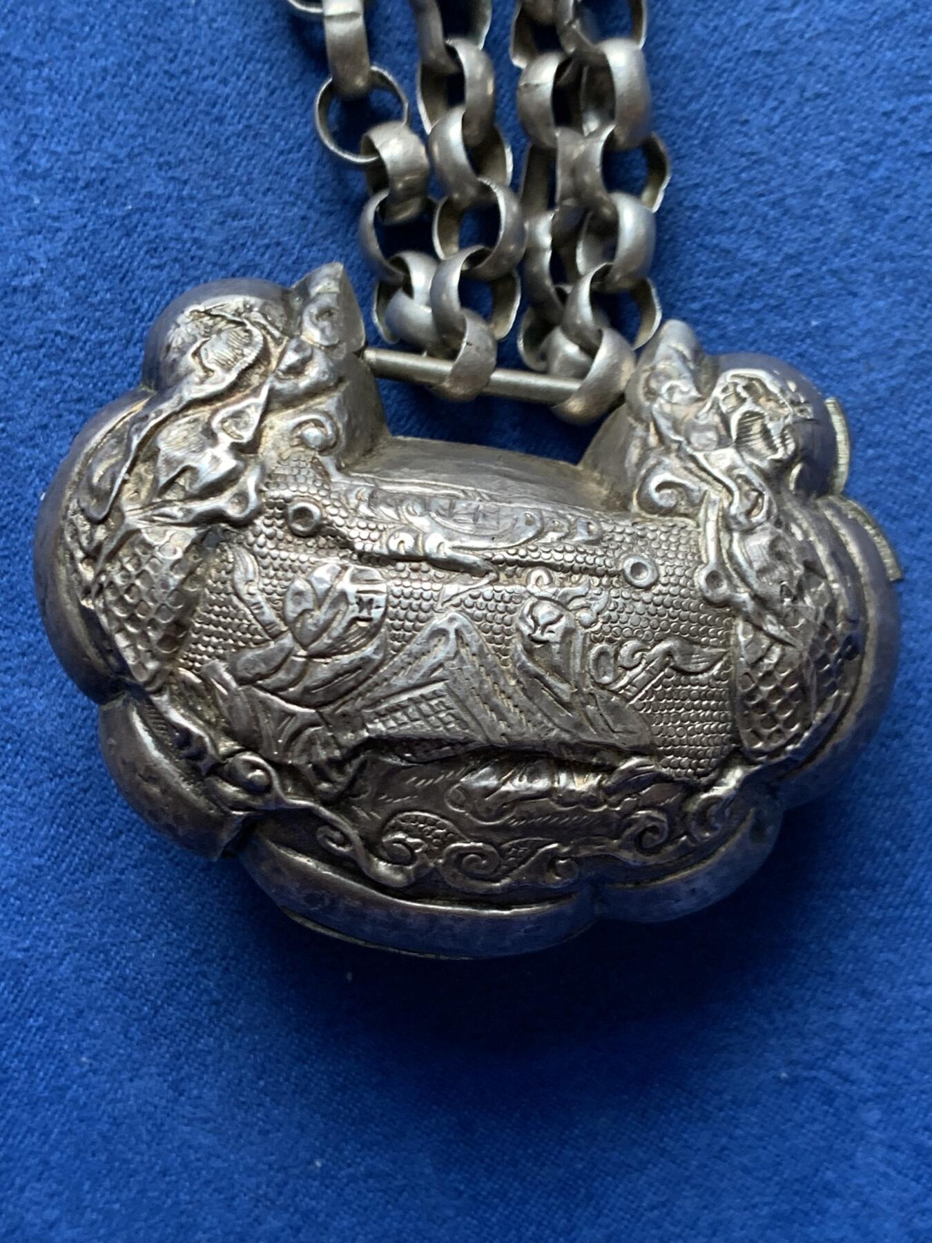 《竞宝斋》第460场 周日，周一，2场连拍 （全场包邮）欢迎送拍 清代民国老银锁 约925银 66.9克 有款看不太清了