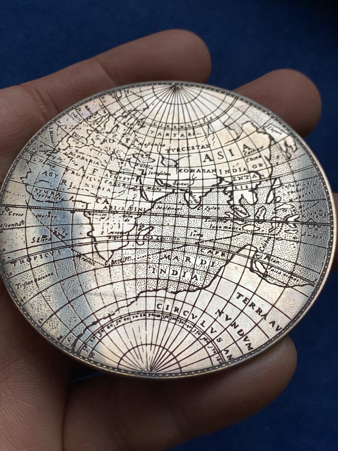 《竞宝斋》第460场 周日，周一，2场连拍 （全场包邮）欢迎送拍 英国世界地图大银章 80.2克 68.5mm 带原盒