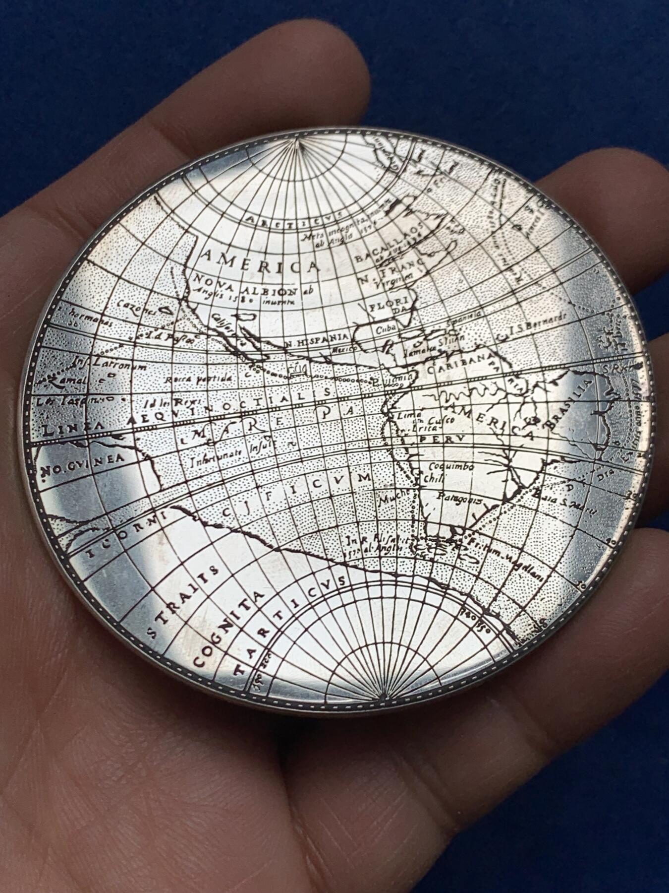 《竞宝斋》第460场 周日，周一，2场连拍 （全场包邮）欢迎送拍 英国世界地图大银章 80.2克 68.5mm 带原盒